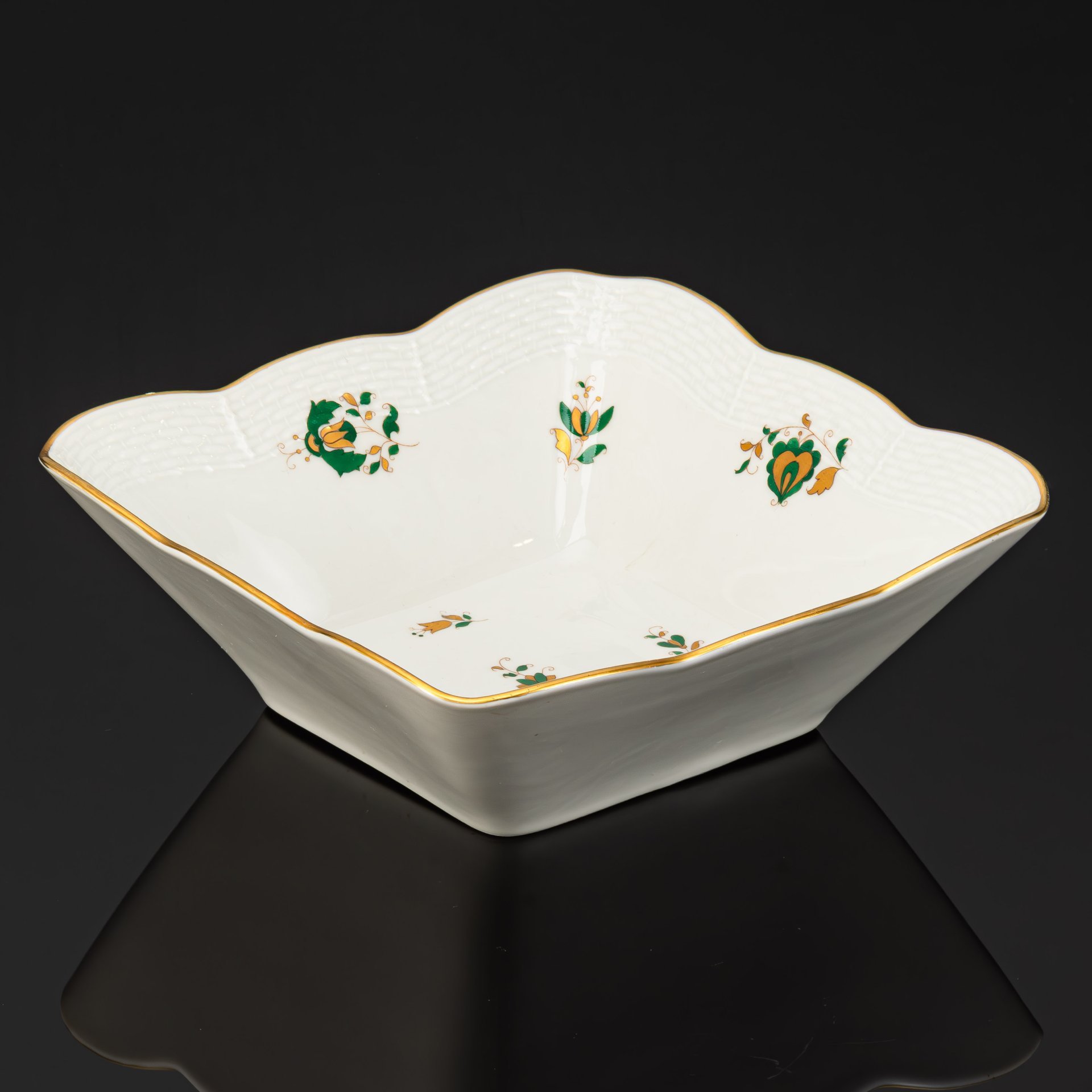 Салатник квадратной формы с золотисто-зеленым растительным декором, фарфор, роспись, золочение, Herend (Херенд), Венгрия, 1970-1990 гг.