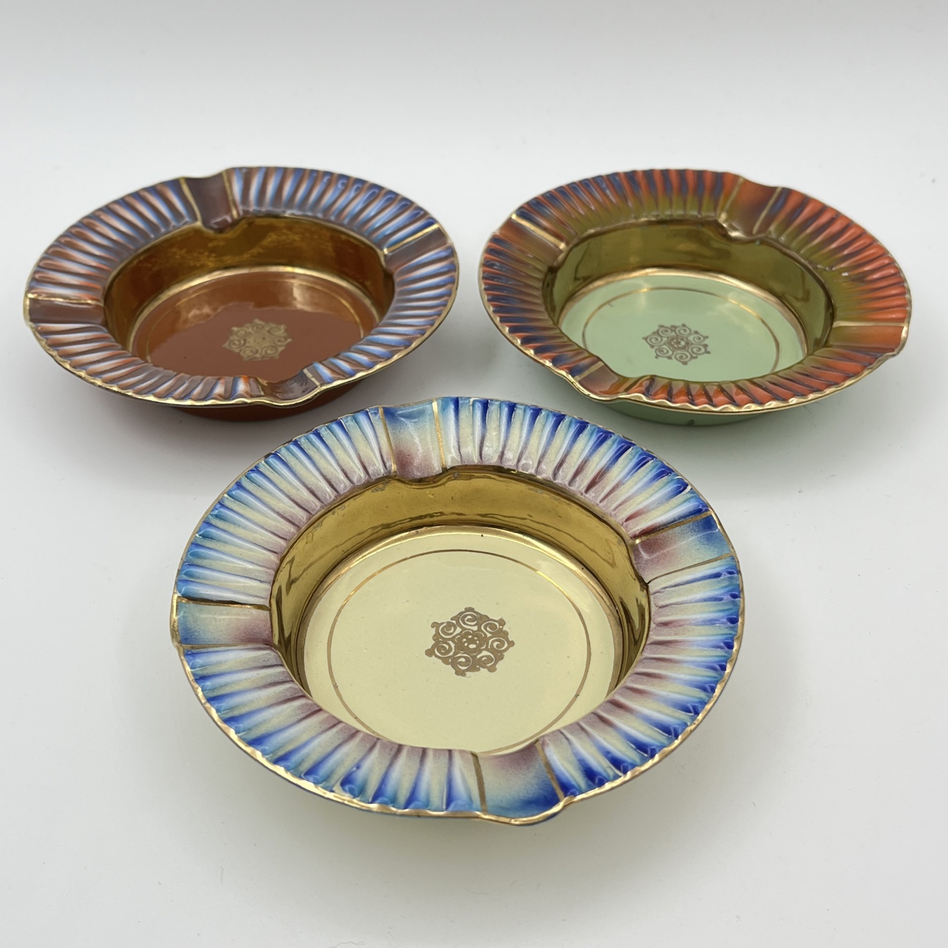 Комплект пепельниц  с радужным градиентом, металл, эмали, золочение, Европа, 1970-1990 гг.