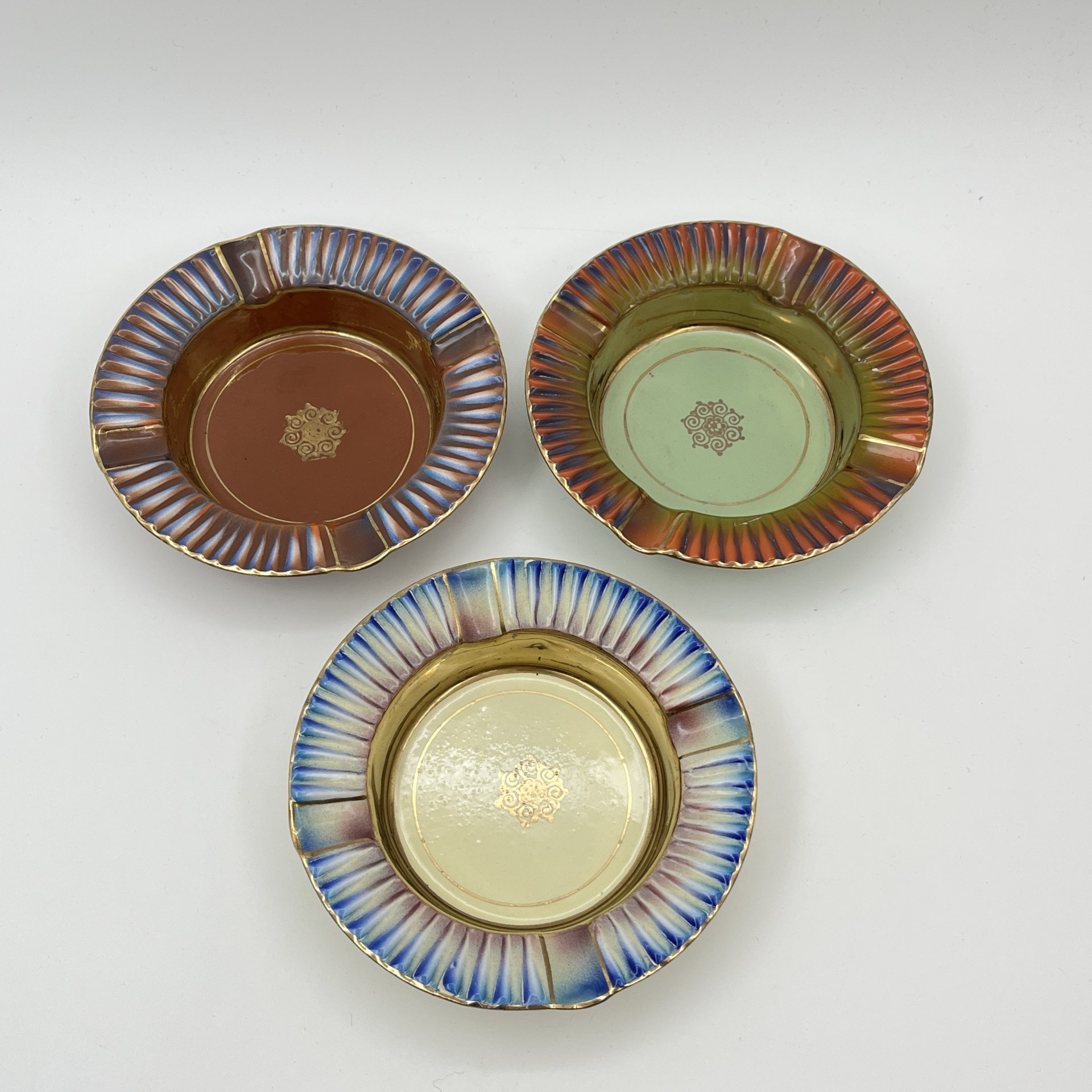 Комплект пепельниц  с радужным градиентом, металл, эмали, золочение, Европа, 1970-1990 гг.