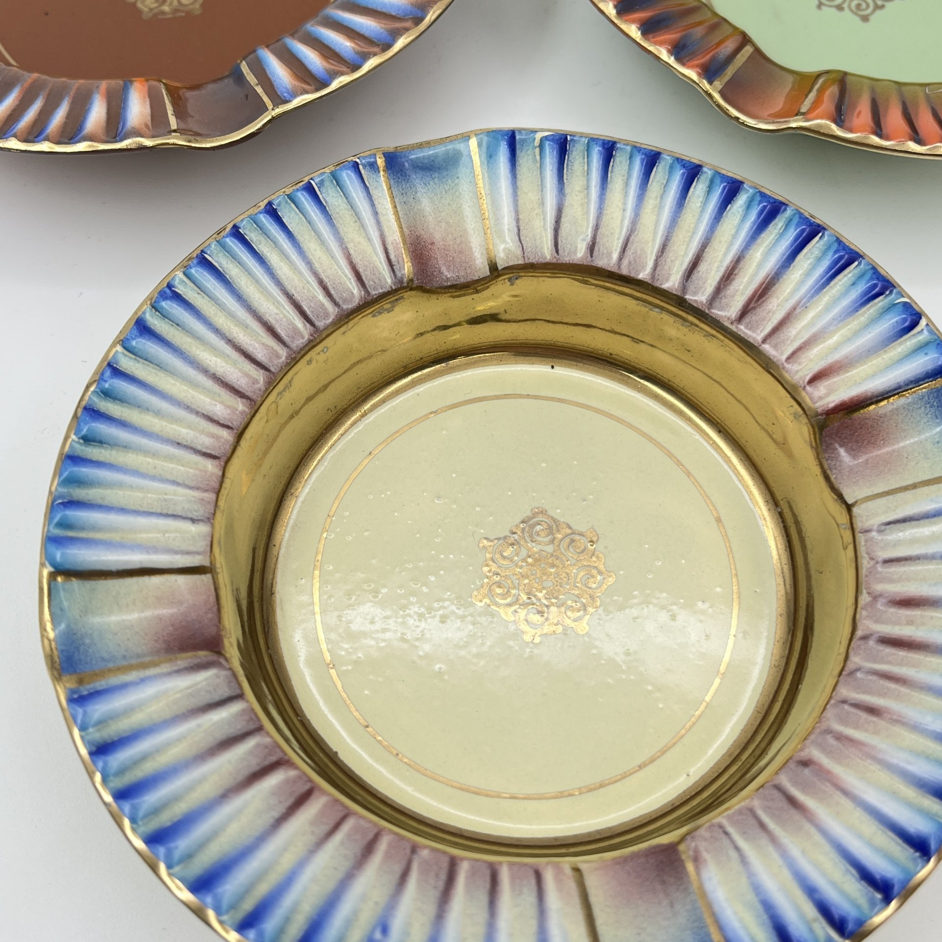 Комплект пепельниц  с радужным градиентом, металл, эмали, золочение, Европа, 1970-1990 гг.