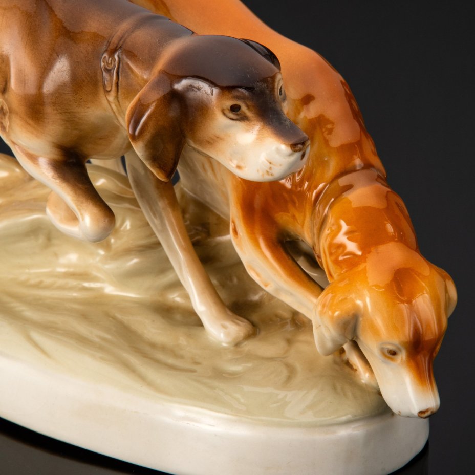 Статуэтка "Гончие собаки на охоте", фарфор, роспись, Royal Dux, Чехословакия, 1918-1945 гг.