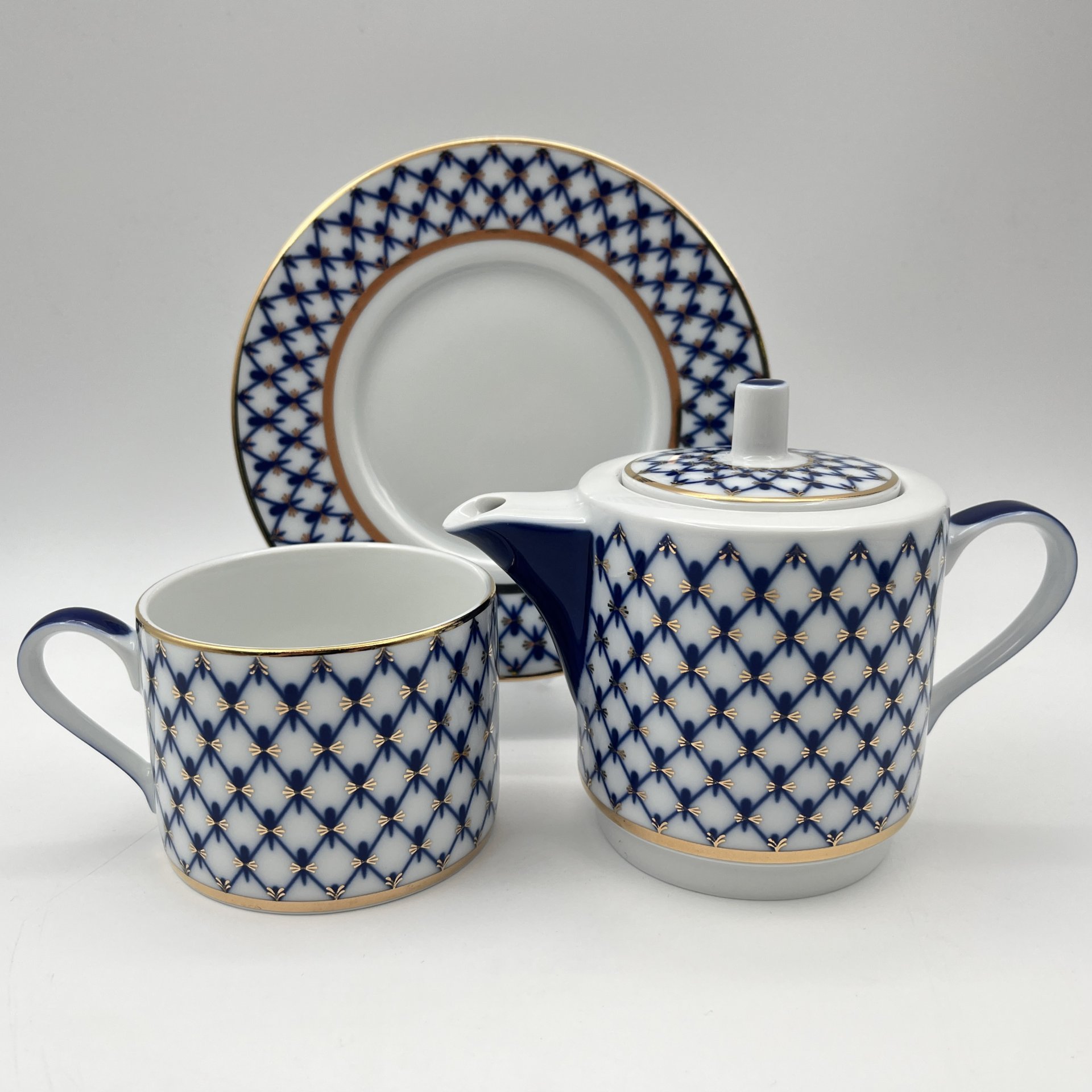 Чайный набор на одну персону "Кобальтовая сетка", фарфор, деколь подглазурная, отводка платиной, Императорский фарфоровый завод (ИФЗ), Российская Федерация, 2022-2023 гг.