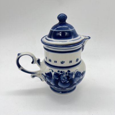 Молочник с крышкой  с расписным цветочным декором (крышка в подборе), авт. Рогов, исп. Булычева, фарфор, роспись, Россия, 1990-2010 гг.