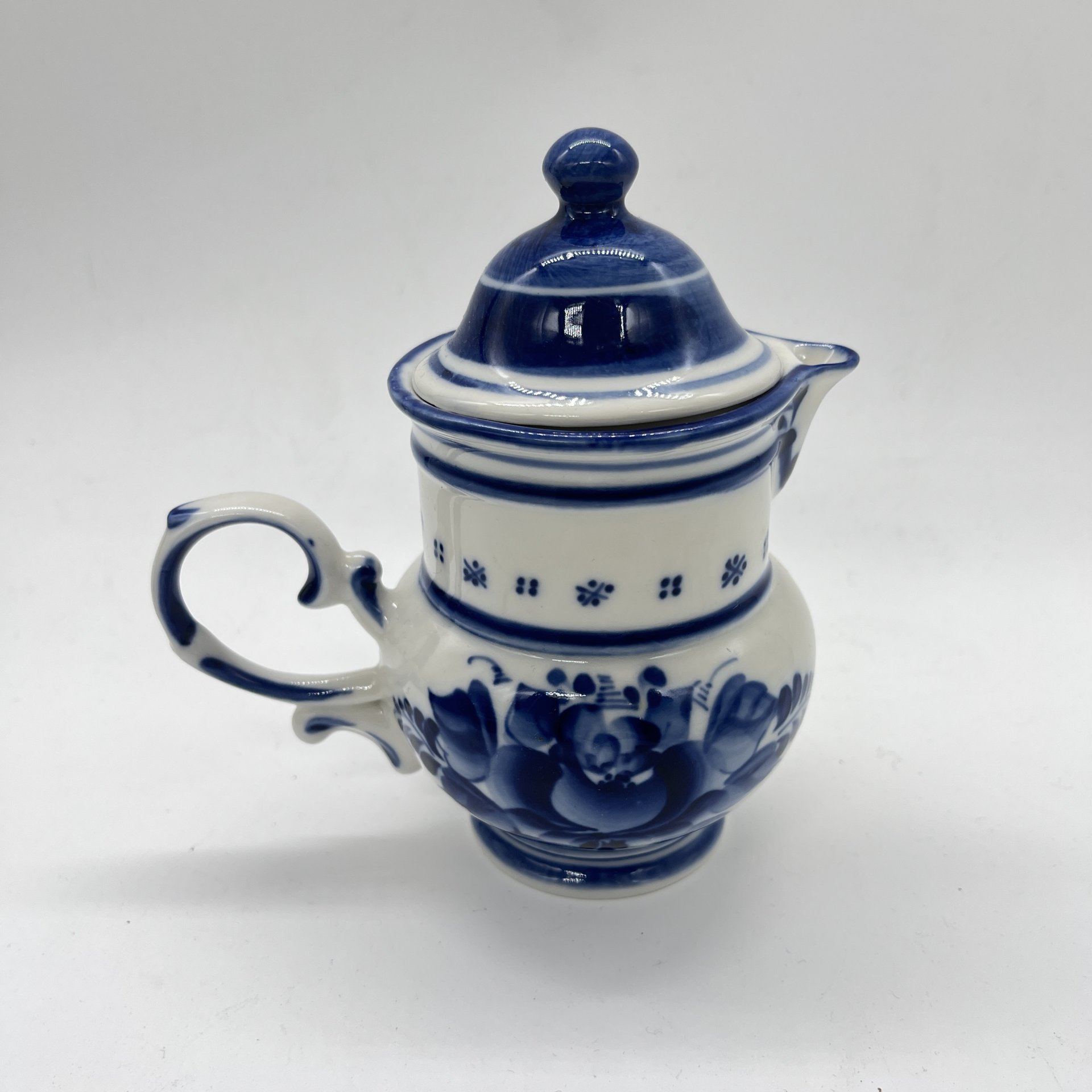 Молочник с крышкой  с расписным цветочным декором (крышка в подборе), авт. Рогов, исп. Булычева, фарфор, роспись, Россия, 1990-2010 гг.