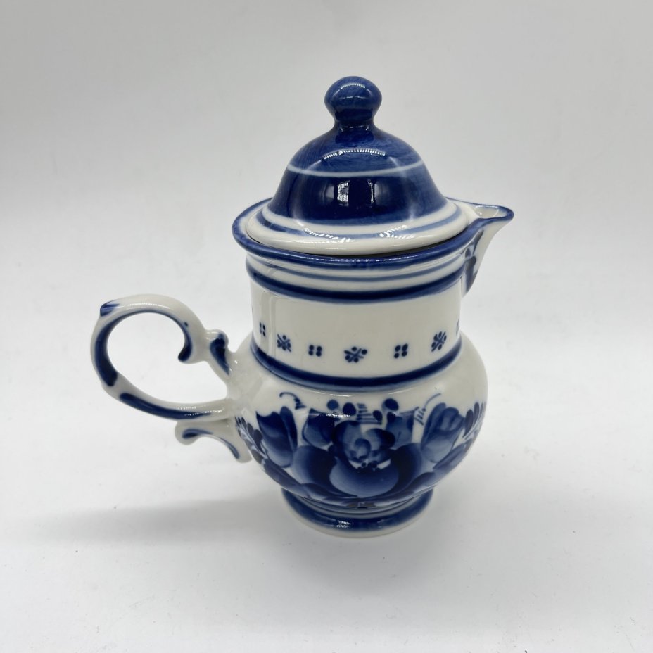 Молочник с крышкой  с расписным цветочным декором (крышка в подборе), авт. Рогов, исп. Булычева, фарфор, роспись, Россия, 1990-2010 гг.