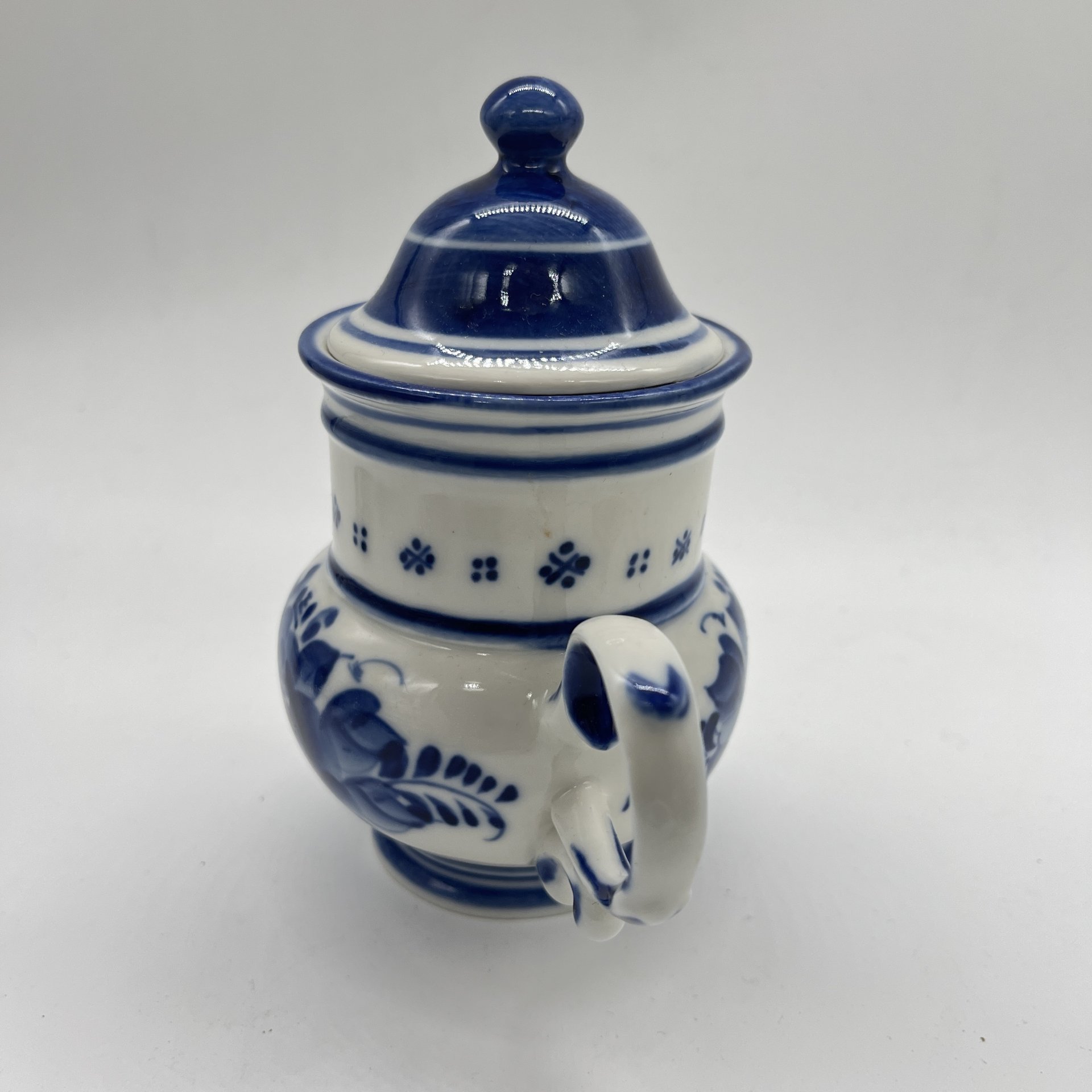 Молочник с крышкой  с расписным цветочным декором (крышка в подборе), авт. Рогов, исп. Булычева, фарфор, роспись, Россия, 1990-2010 гг.