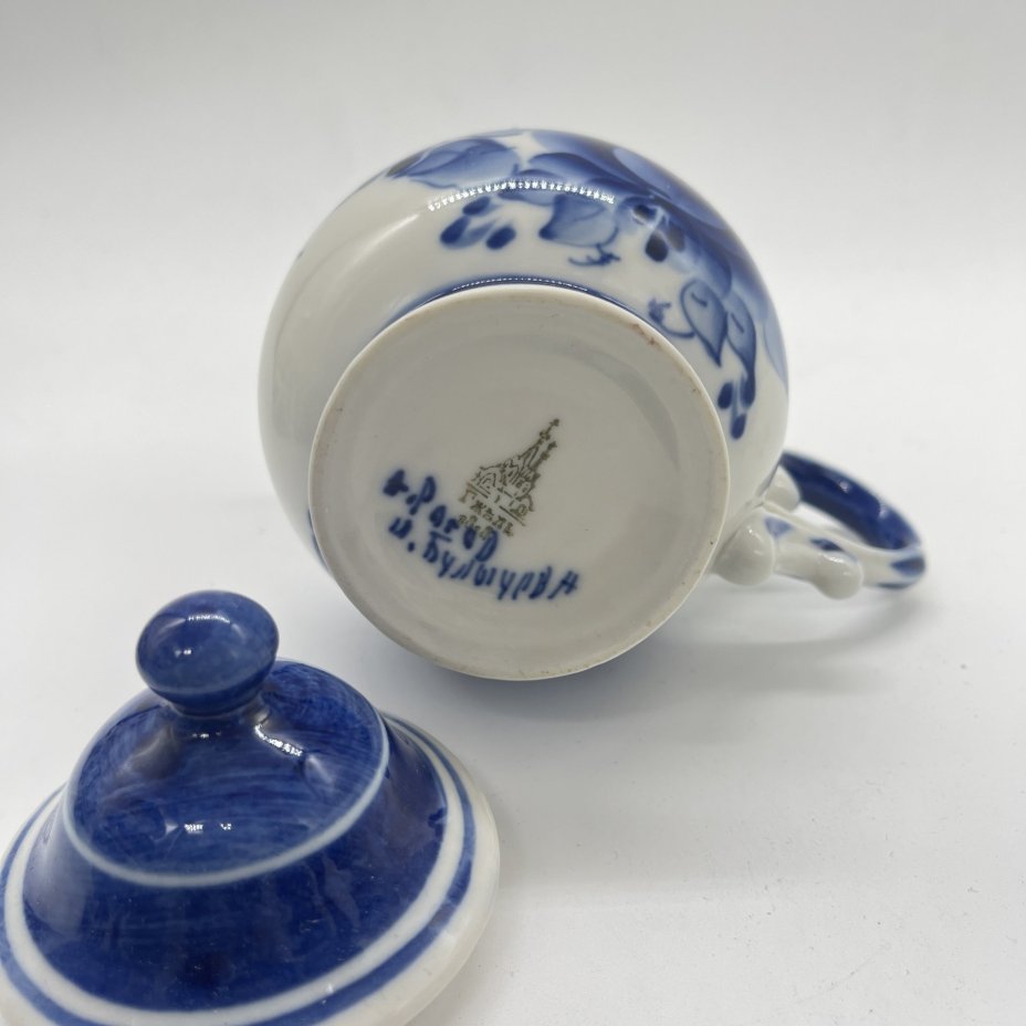 Молочник с крышкой  с расписным цветочным декором (крышка в подборе), авт. Рогов, исп. Булычева