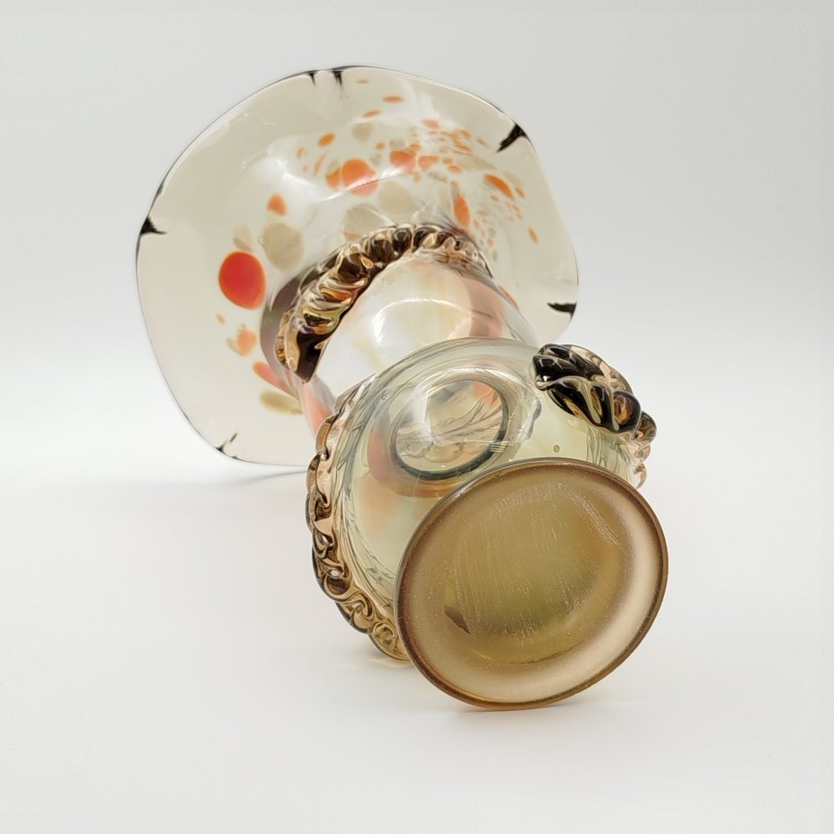 Ваза разноцветных оттенков с лепным растительным декором