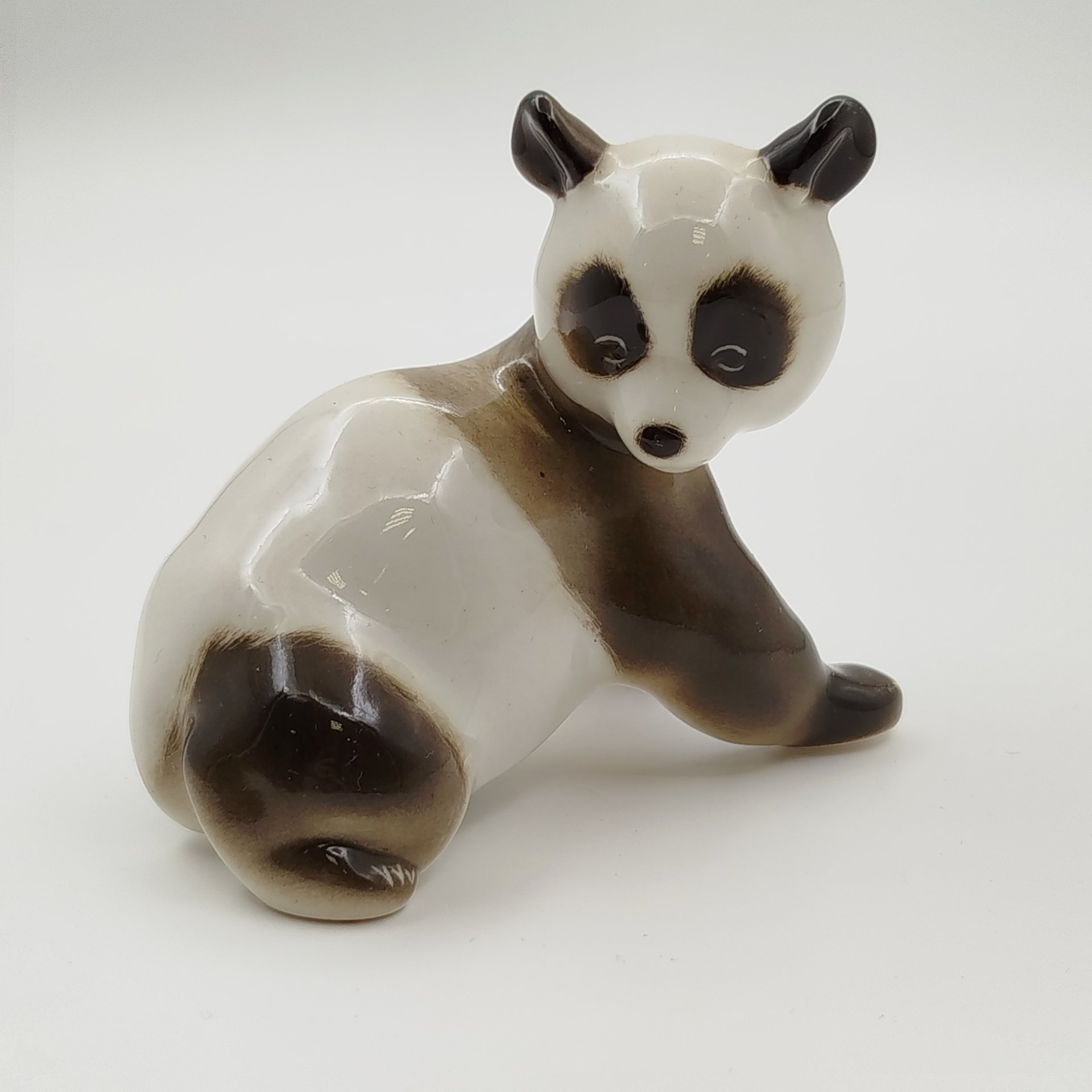 Статуэтка "Панда", автор П.П. Веселов, фарфор, роспись, Ленинградский фарфоровый завод (ЛФЗ), СССР, 1970-1980 гг.