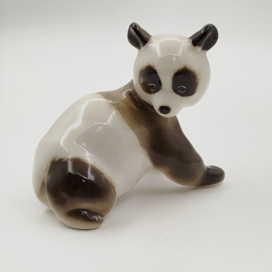 Статуэтка "Панда", автор П.П. Веселов, фарфор, роспись, Ленинградский фарфоровый завод (ЛФЗ), СССР, 1970-1980 гг.