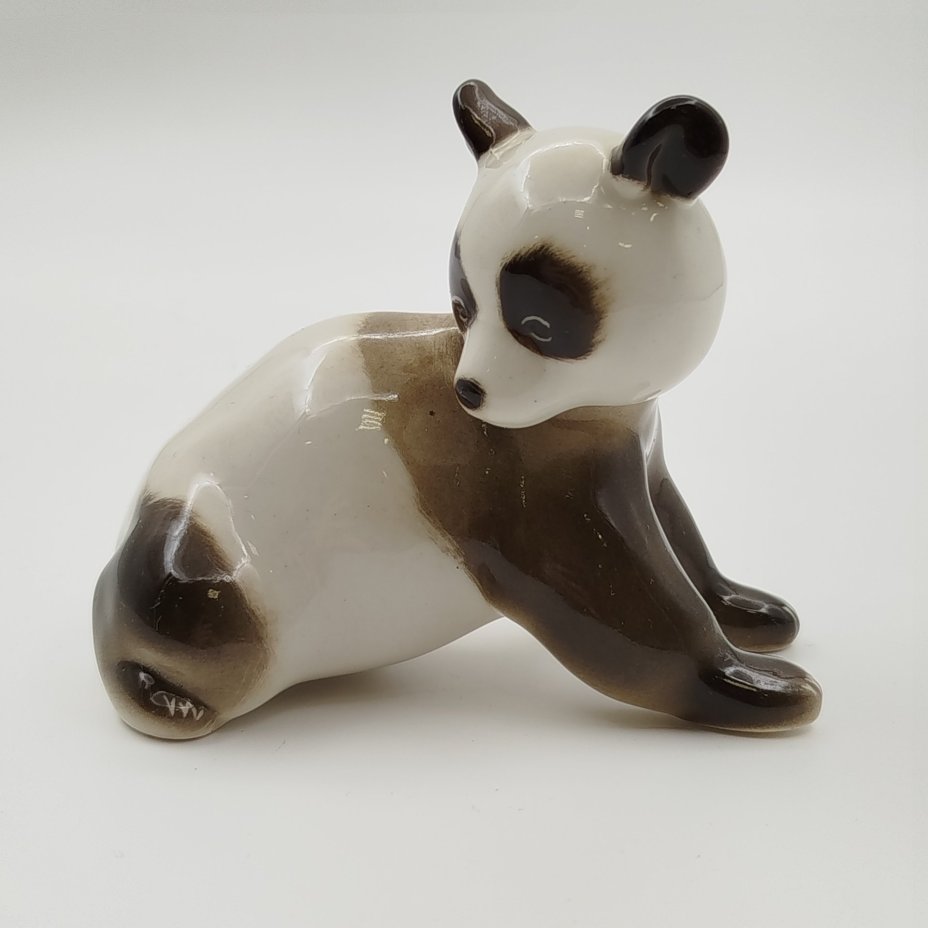 Статуэтка "Панда", автор П.П. Веселов, фарфор, роспись, Ленинградский фарфоровый завод (ЛФЗ), СССР, 1970-1980 гг.