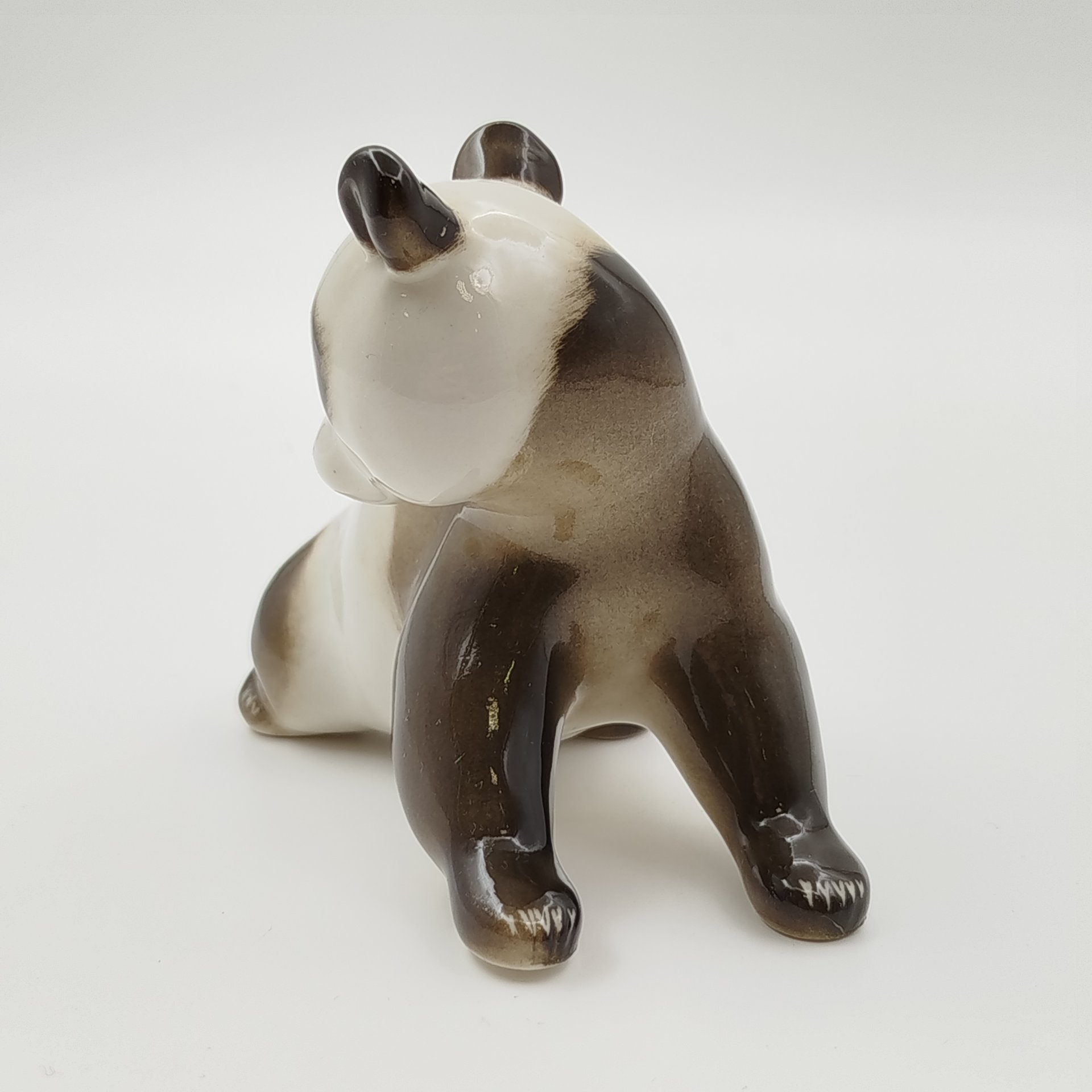 Статуэтка "Панда", автор П.П. Веселов, фарфор, роспись, Ленинградский фарфоровый завод (ЛФЗ), СССР, 1970-1980 гг.