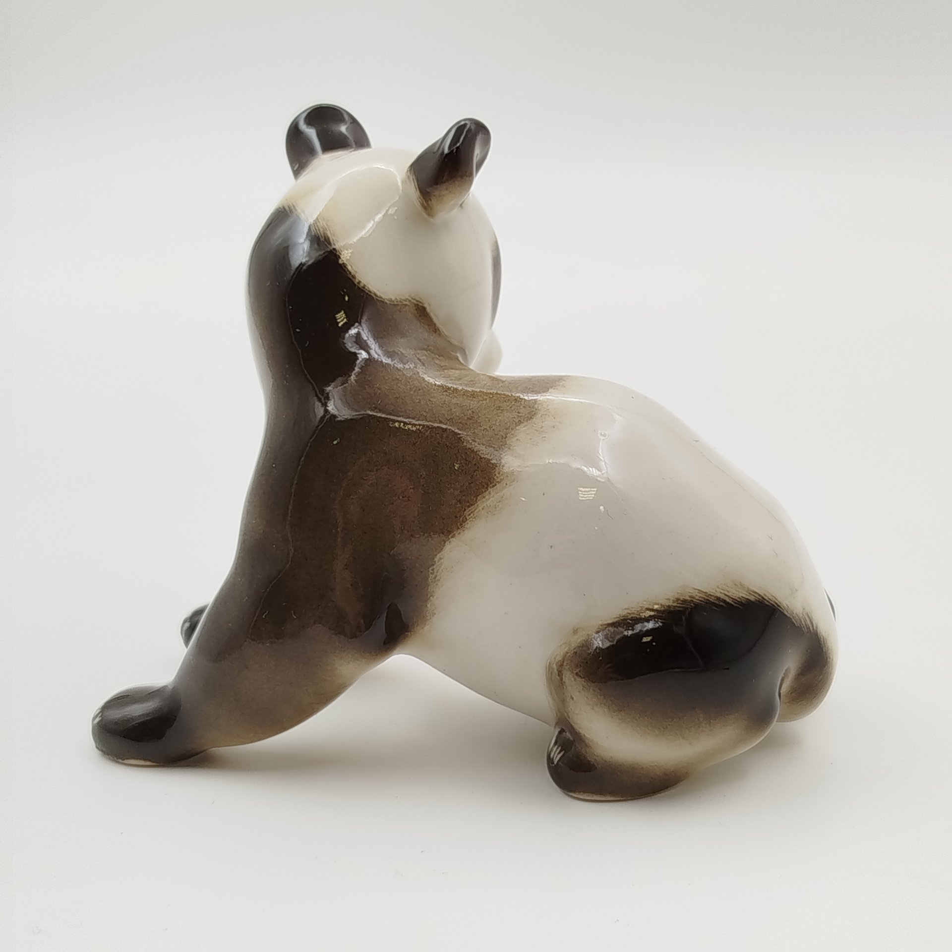 Статуэтка "Панда", автор П.П. Веселов, фарфор, роспись, Ленинградский фарфоровый завод (ЛФЗ), СССР, 1970-1980 гг.