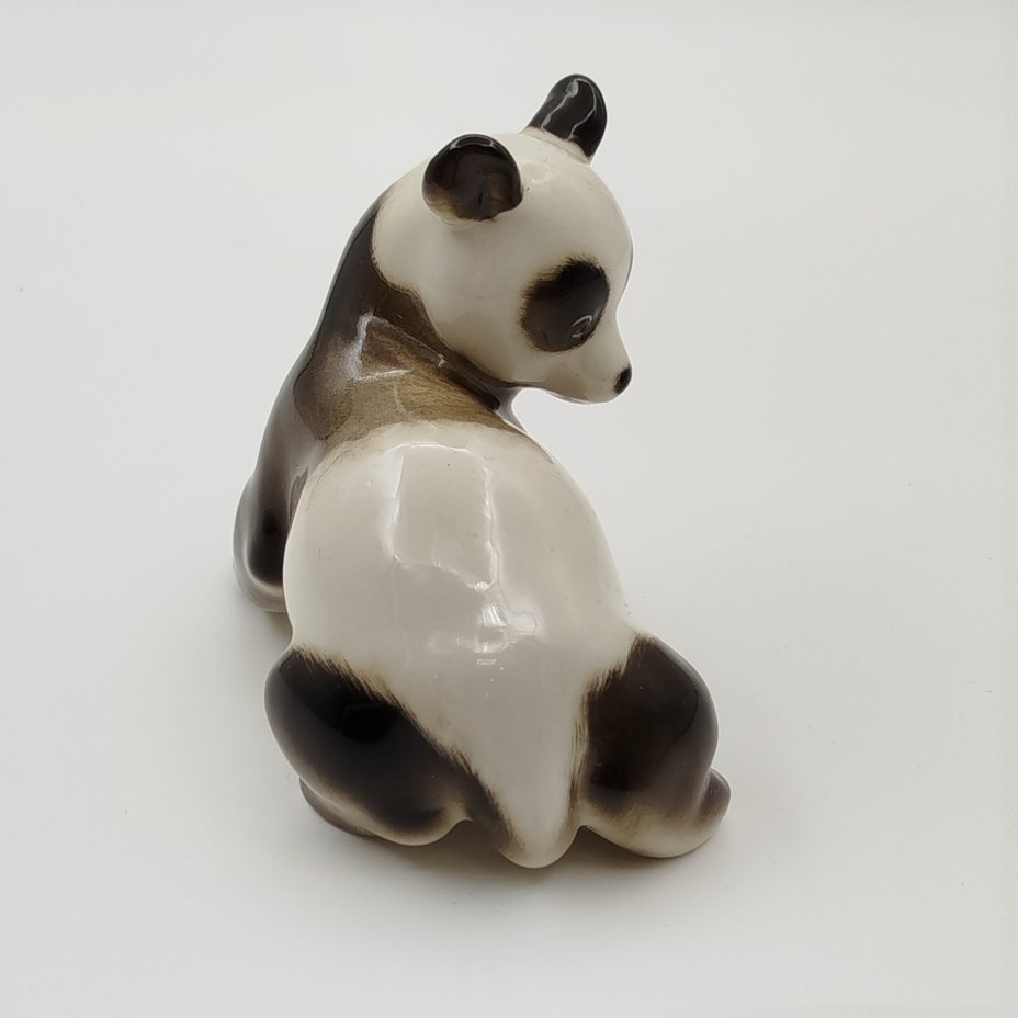 Статуэтка "Панда", автор П.П. Веселов, фарфор, роспись, Ленинградский фарфоровый завод (ЛФЗ), СССР, 1970-1980 гг.