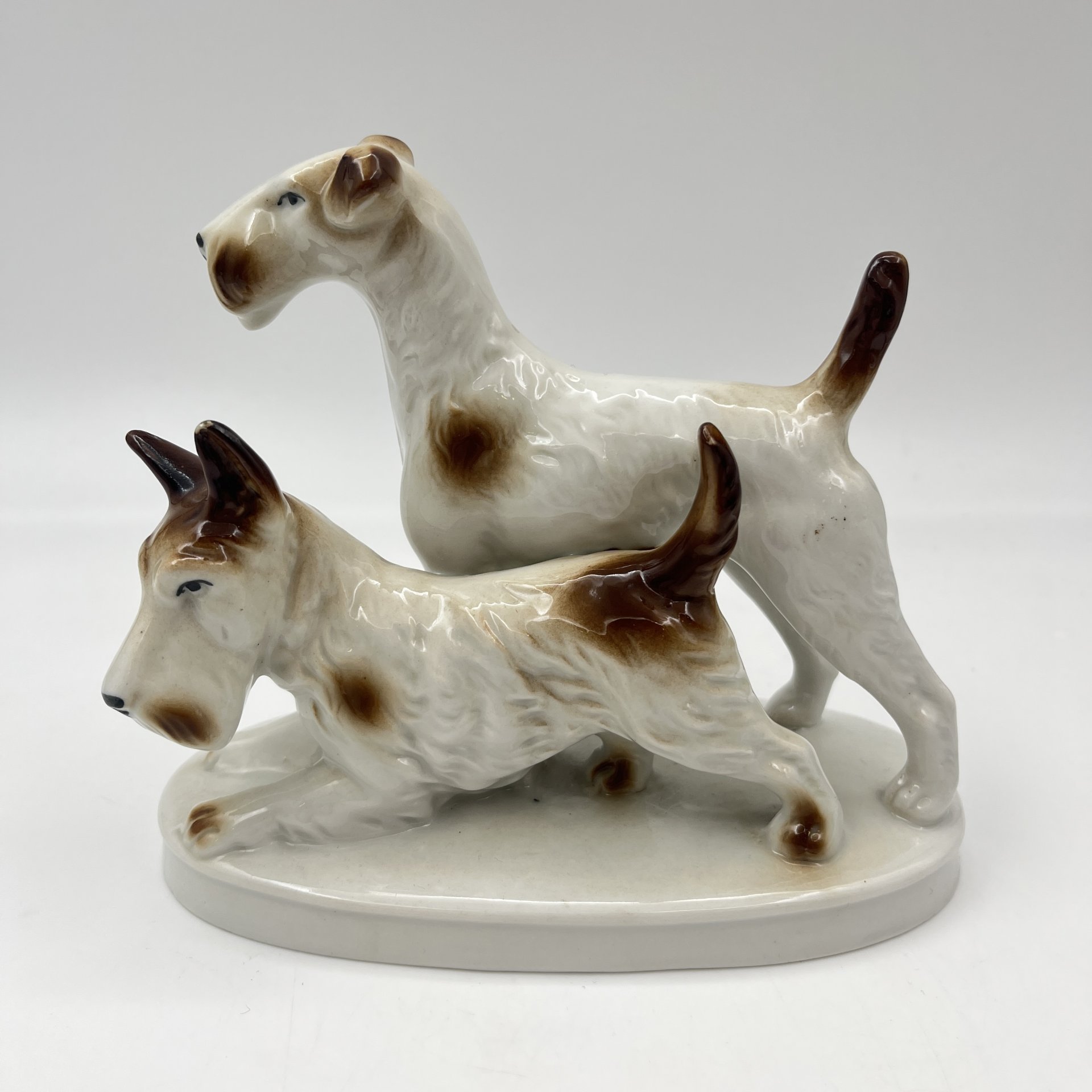 Статуэтка "Две собаки" (скотчтерьер и эрдельтерьер), фарфор, роспись, Carl Scheidig, Gräfenthal, Германия, 1935-1972 гг.