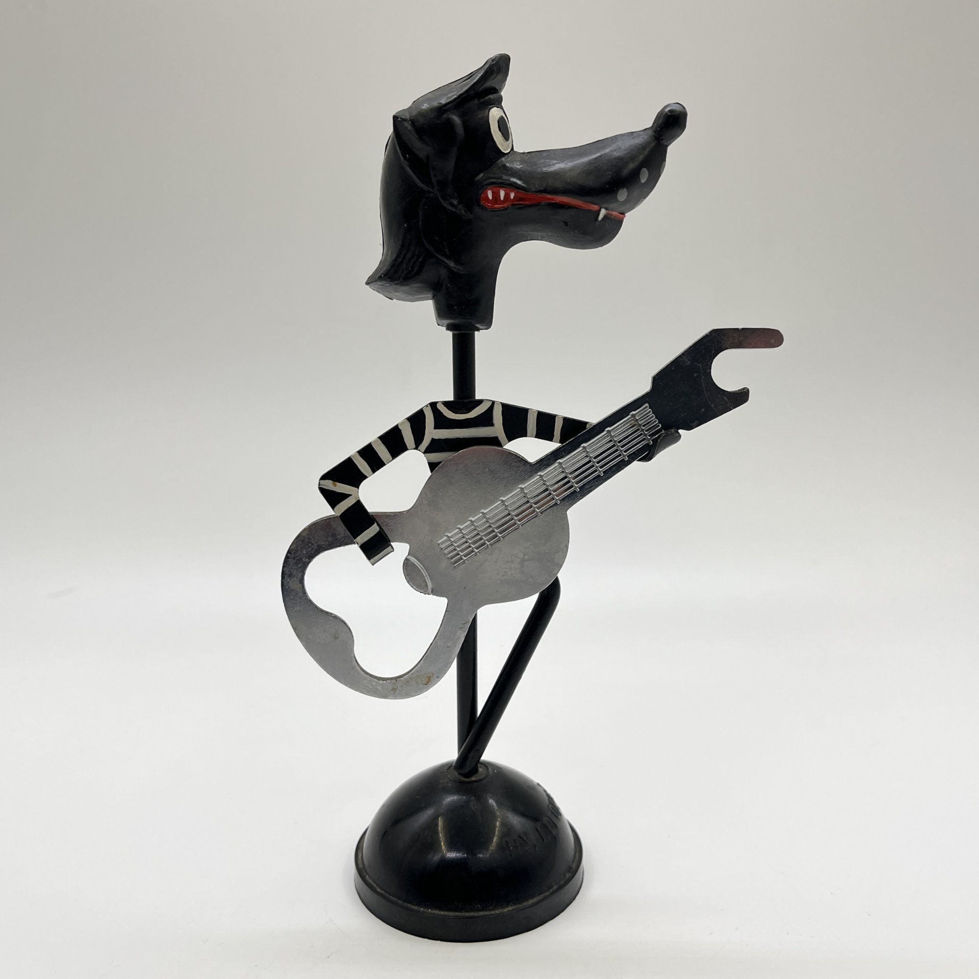 Открывалка "Волк с гитарой. Ну, погоди!", металл, пластмасса, роспись, СССР, 1970-1990 гг.