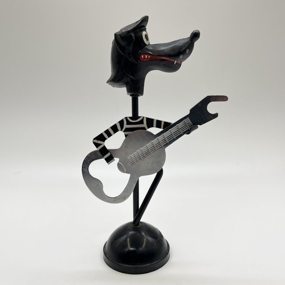Открывалка "Волк с гитарой. Ну, погоди!", металл, пластмасса, роспись, СССР, 1970-1990 гг.