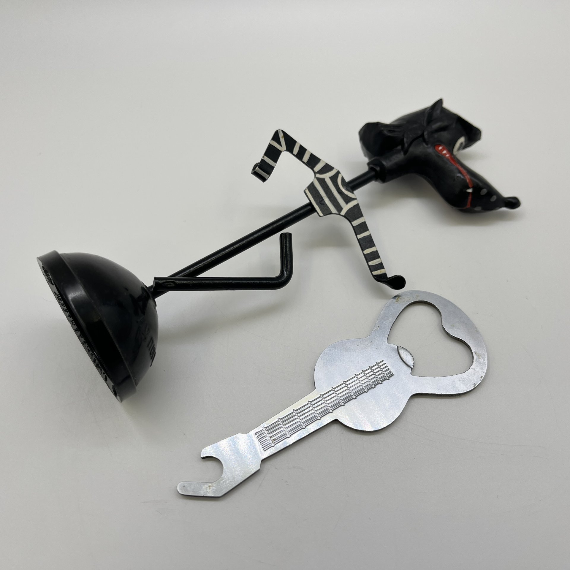 Открывалка "Волк с гитарой. Ну, погоди!", металл, пластмасса, роспись, СССР, 1970-1990 гг.