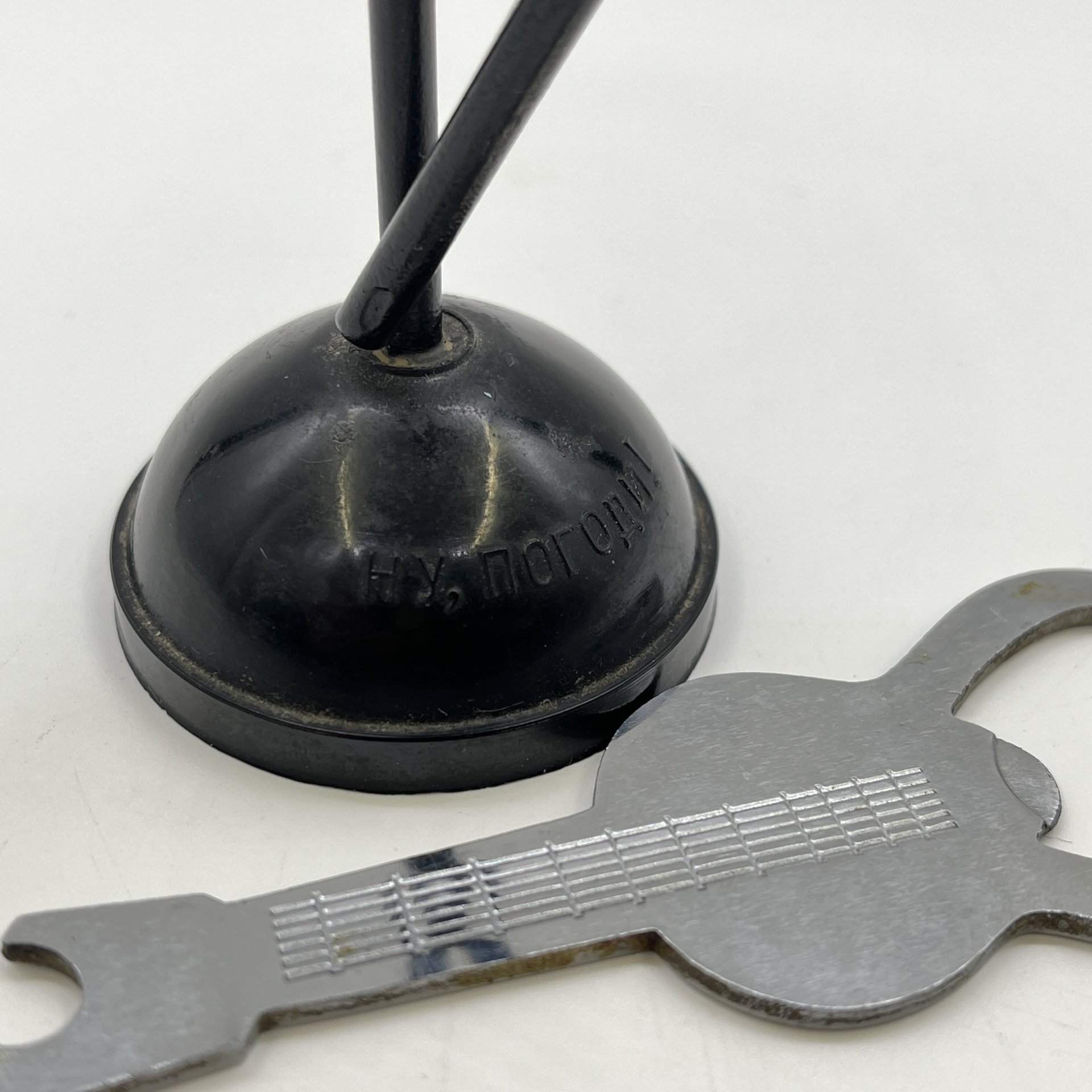 Открывалка "Волк с гитарой. Ну, погоди!", металл, пластмасса, роспись, СССР, 1970-1990 гг.