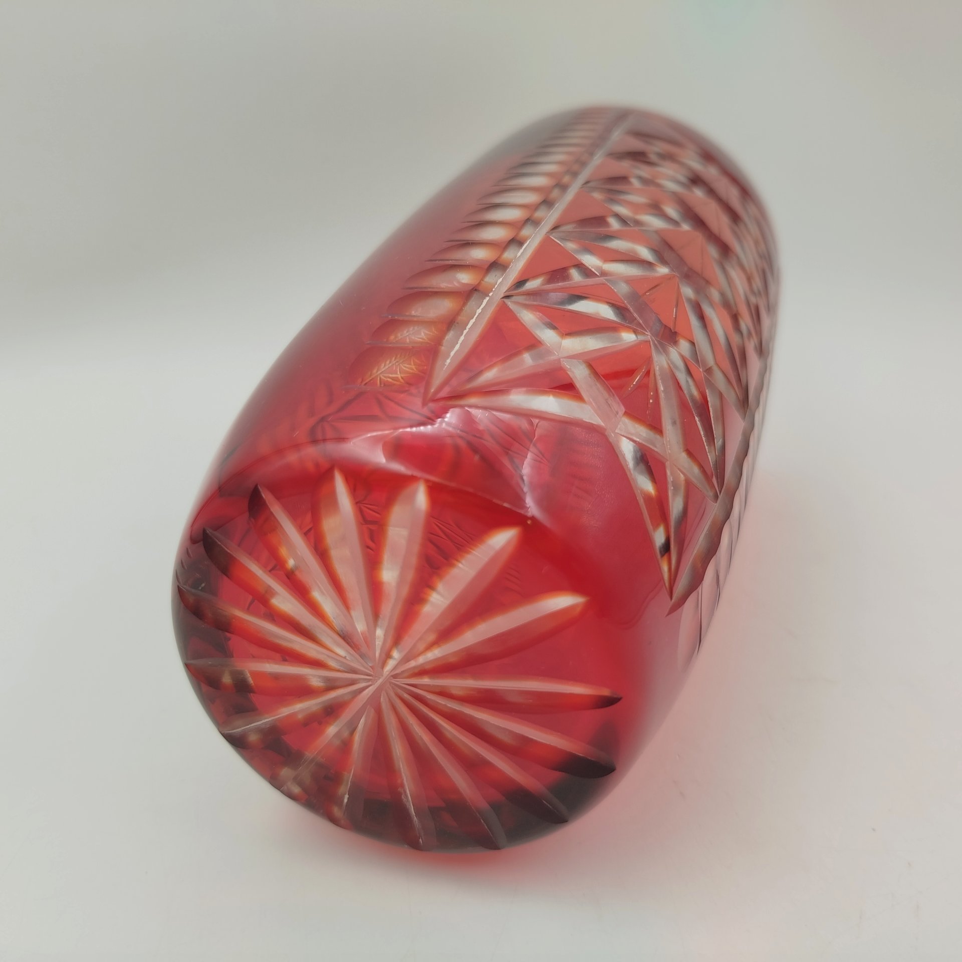 Ваза, украшенная геометрическим декором