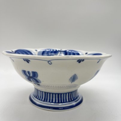 Конфетница круглой формы на ножке с расписным декором, фарфор, роспись, Объединение «Гжель», СССР, 1972-1985 гг.