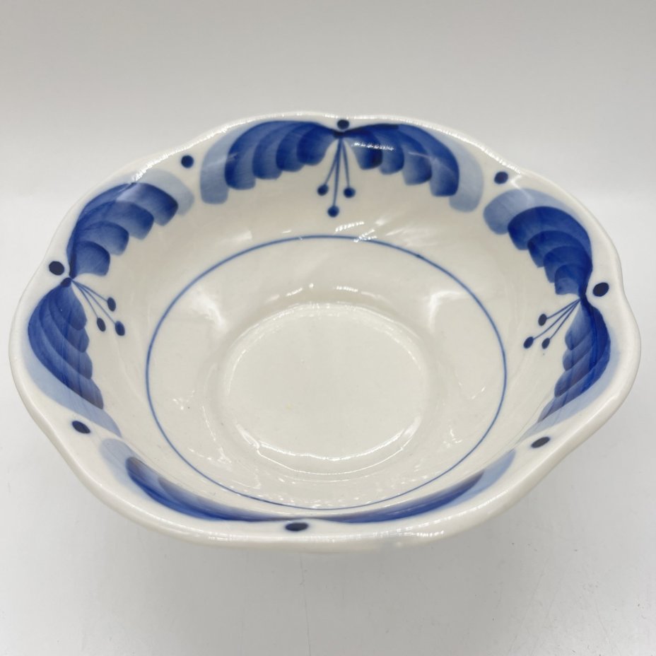 Конфетница круглой формы на ножке с расписным декором, фарфор, роспись, Объединение «Гжель», СССР, 1972-1985 гг.