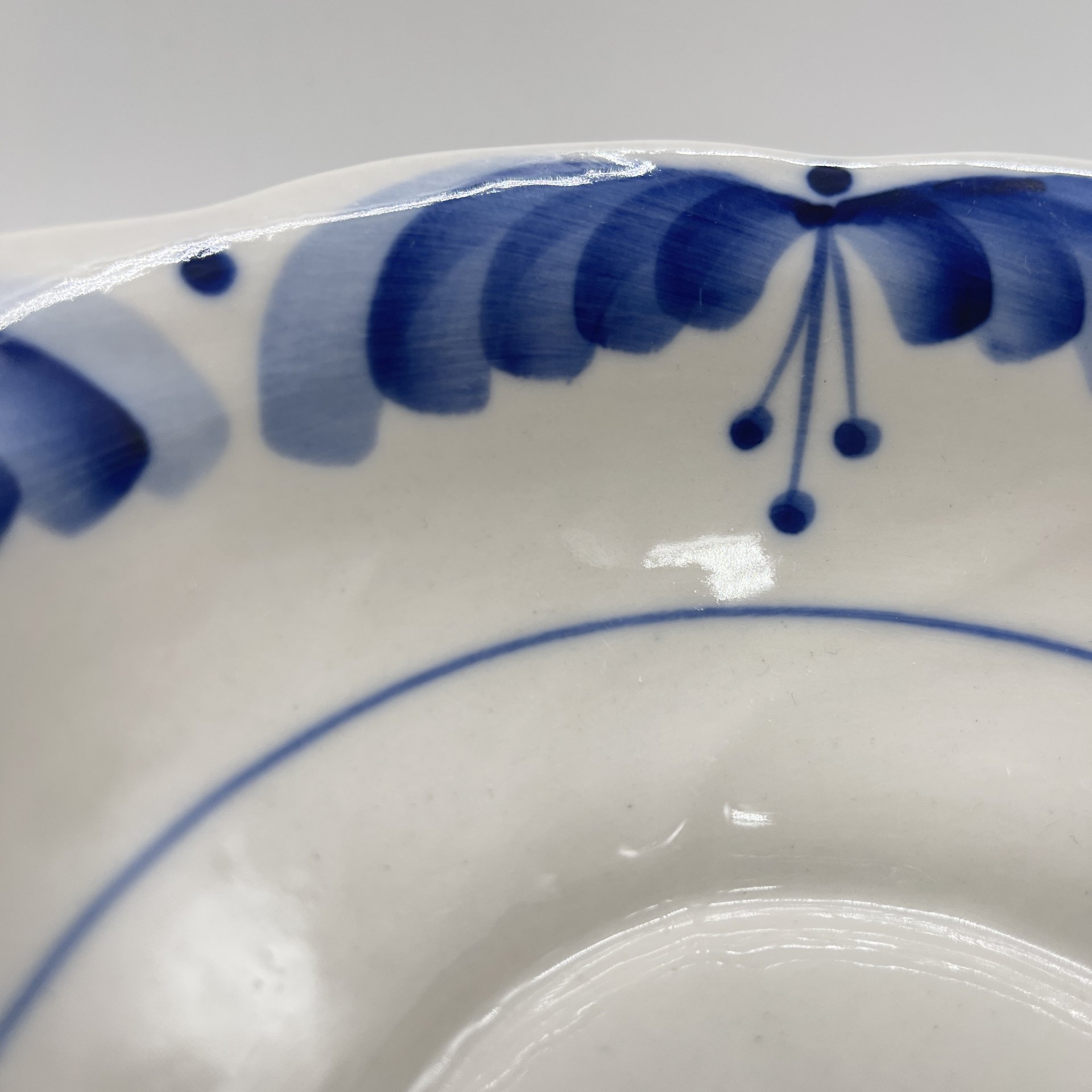 Конфетница круглой формы на ножке с расписным декором, фарфор, роспись, Объединение «Гжель», СССР, 1972-1985 гг.