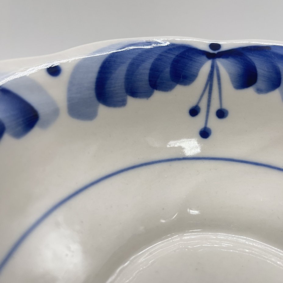 Конфетница круглой формы на ножке с расписным декором, фарфор, роспись, Объединение «Гжель», СССР, 1972-1985 гг.