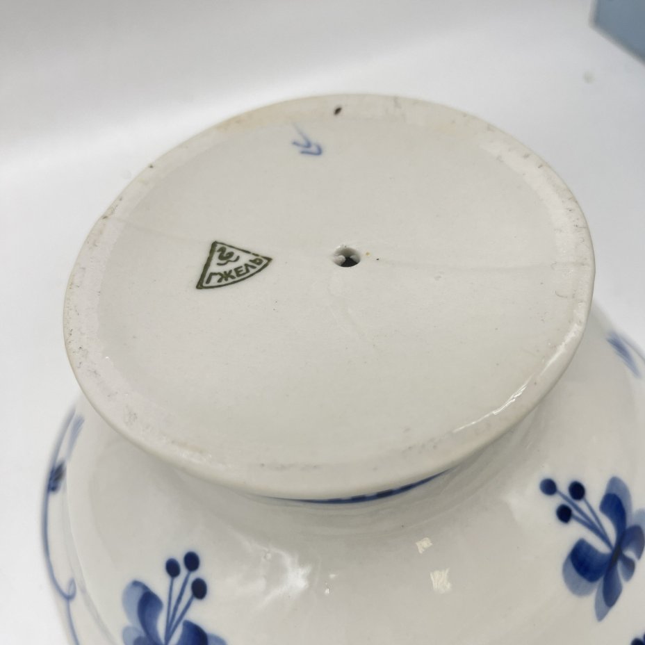 Конфетница круглой формы на ножке с расписным декором, фарфор, роспись, Объединение «Гжель», СССР, 1972-1985 гг.