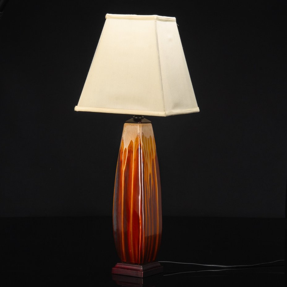 Лампа настольная на основании янтарного цвета с белыми поливами, Jingchang Ceramics, керамика, поливы, кракле,  полимерный материал, ткань, Китай, 2000-2010 гг.