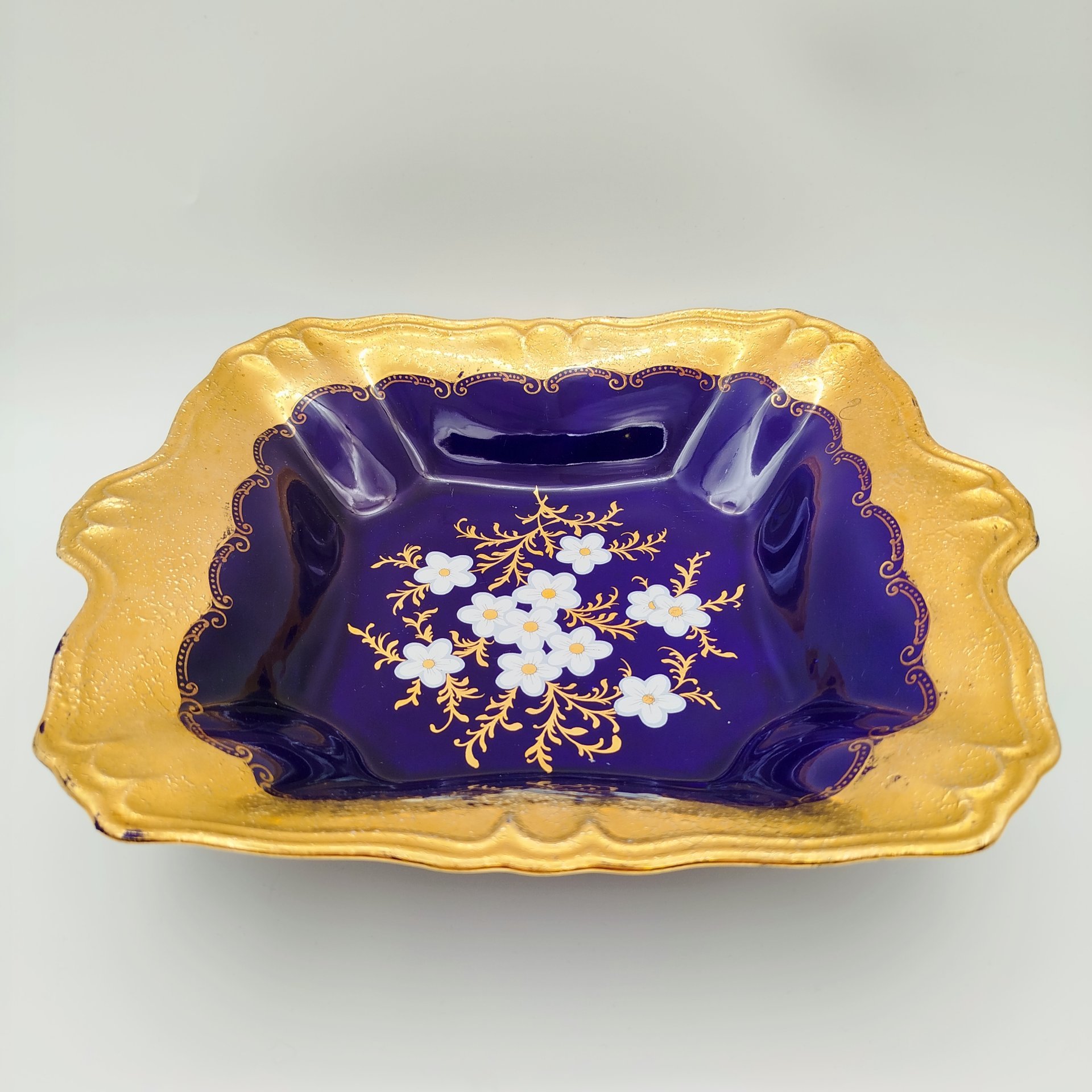 Салатник кобальтого оттенка с цветочным декором, фарфор, крытье, деколь, золочение, Франция, 1960-1980 гг.