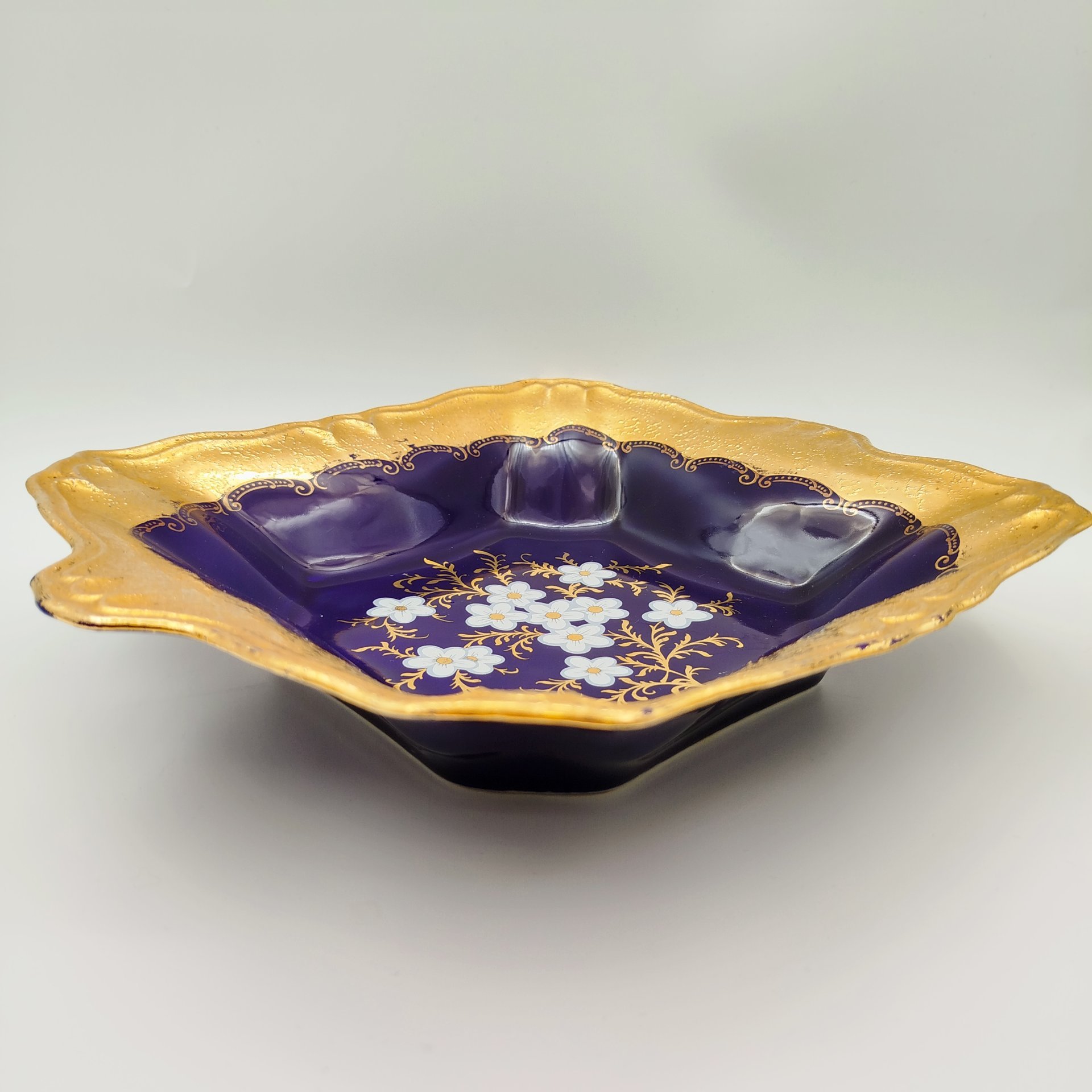 Салатник кобальтого оттенка с цветочным декором, фарфор, крытье, деколь, золочение, Франция, 1960-1980 гг.