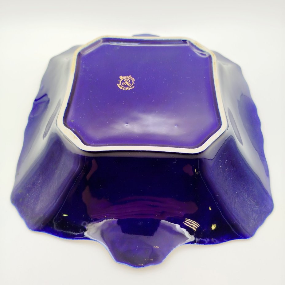 Салатник кобальтого оттенка с цветочным декором