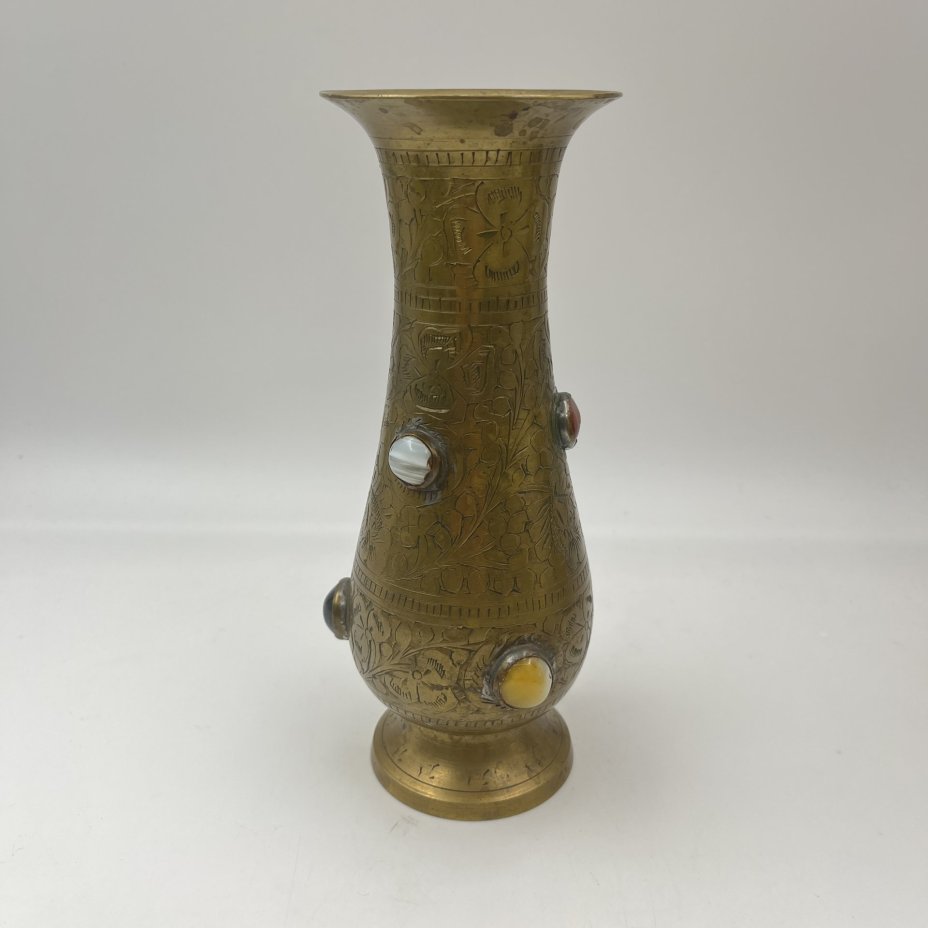 Ваза с растительным декором в восточном стиле и вставками из поделочных камней, латунь, гравировка, Индия, 1970-1990 гг.