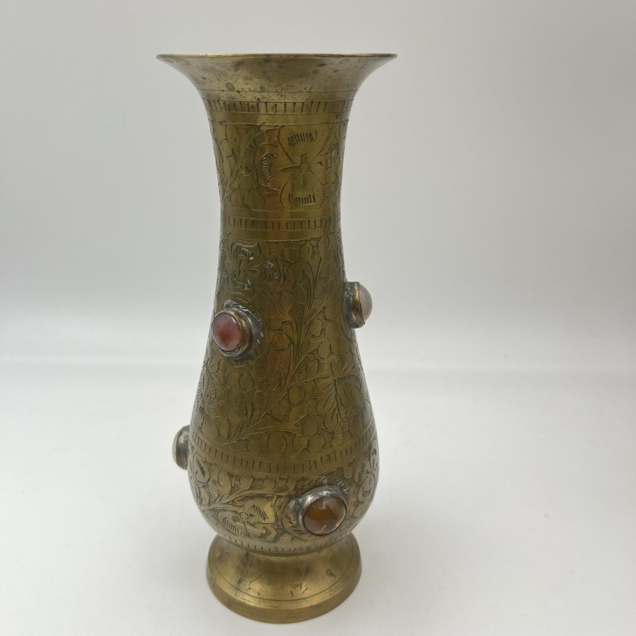 Ваза с растительным декором в восточном стиле и вставками из поделочных камней