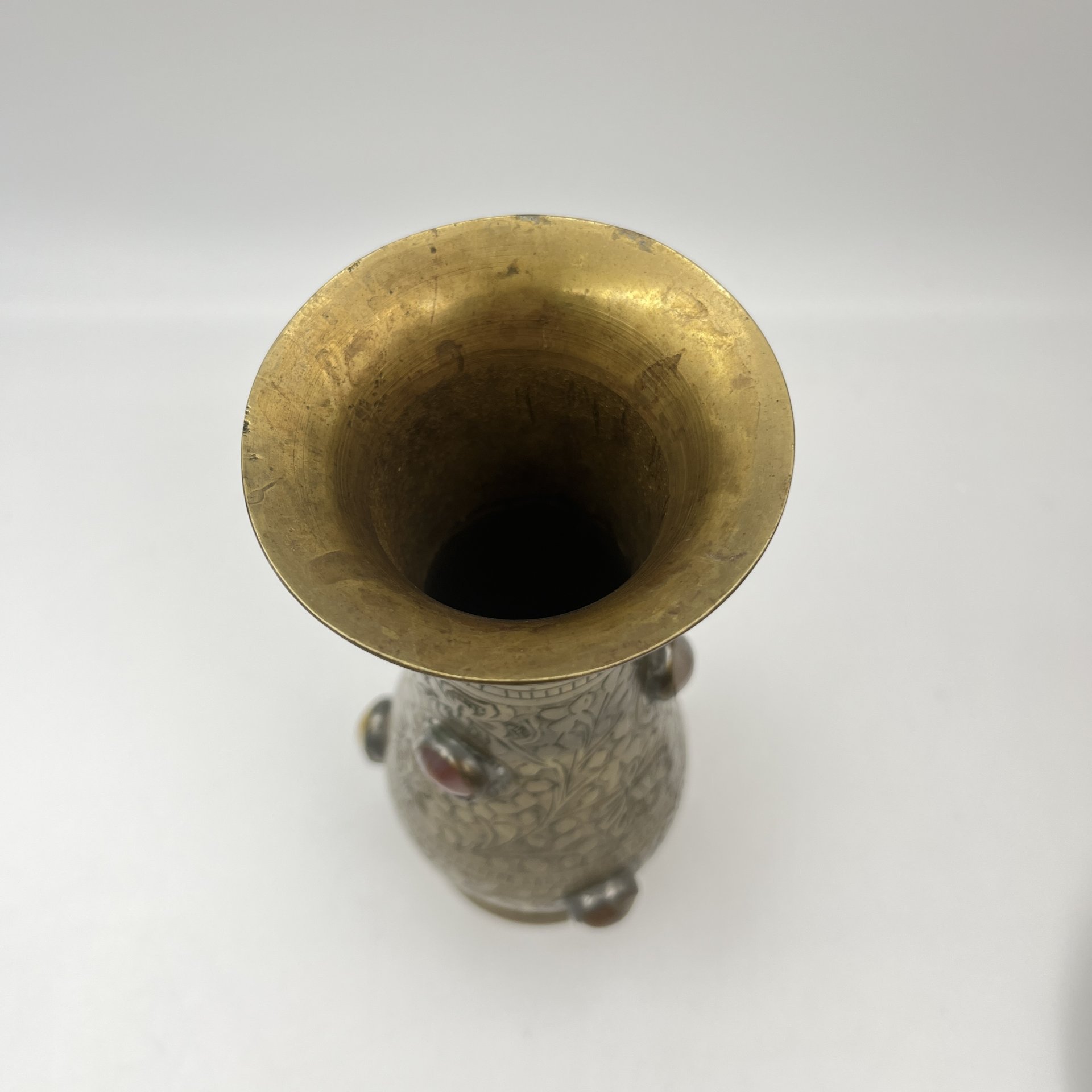 Ваза с растительным декором в восточном стиле и вставками из поделочных камней, латунь, гравировка, Индия, 1970-1990 гг.