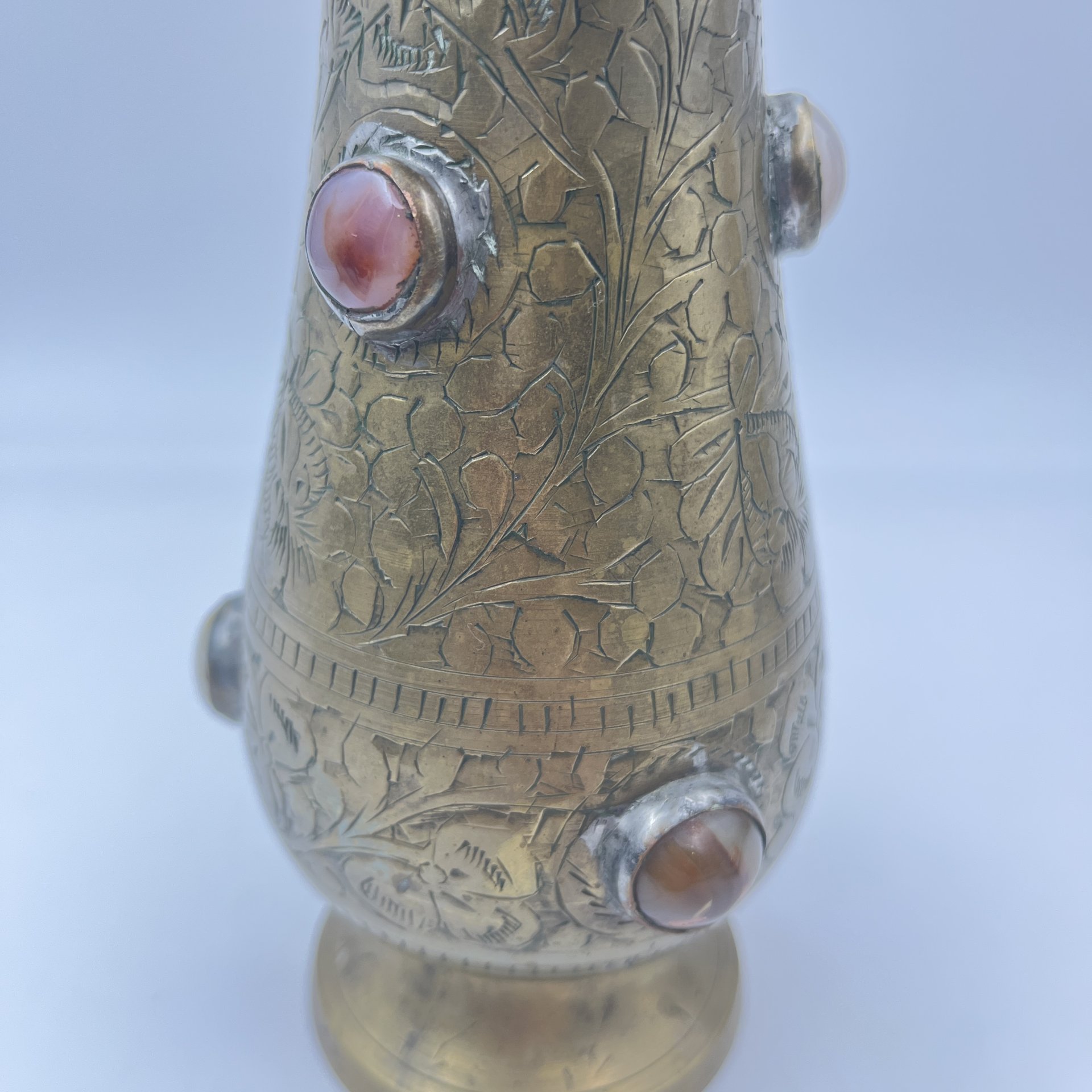 Ваза с растительным декором в восточном стиле и вставками из поделочных камней, латунь, гравировка, Индия, 1970-1990 гг.