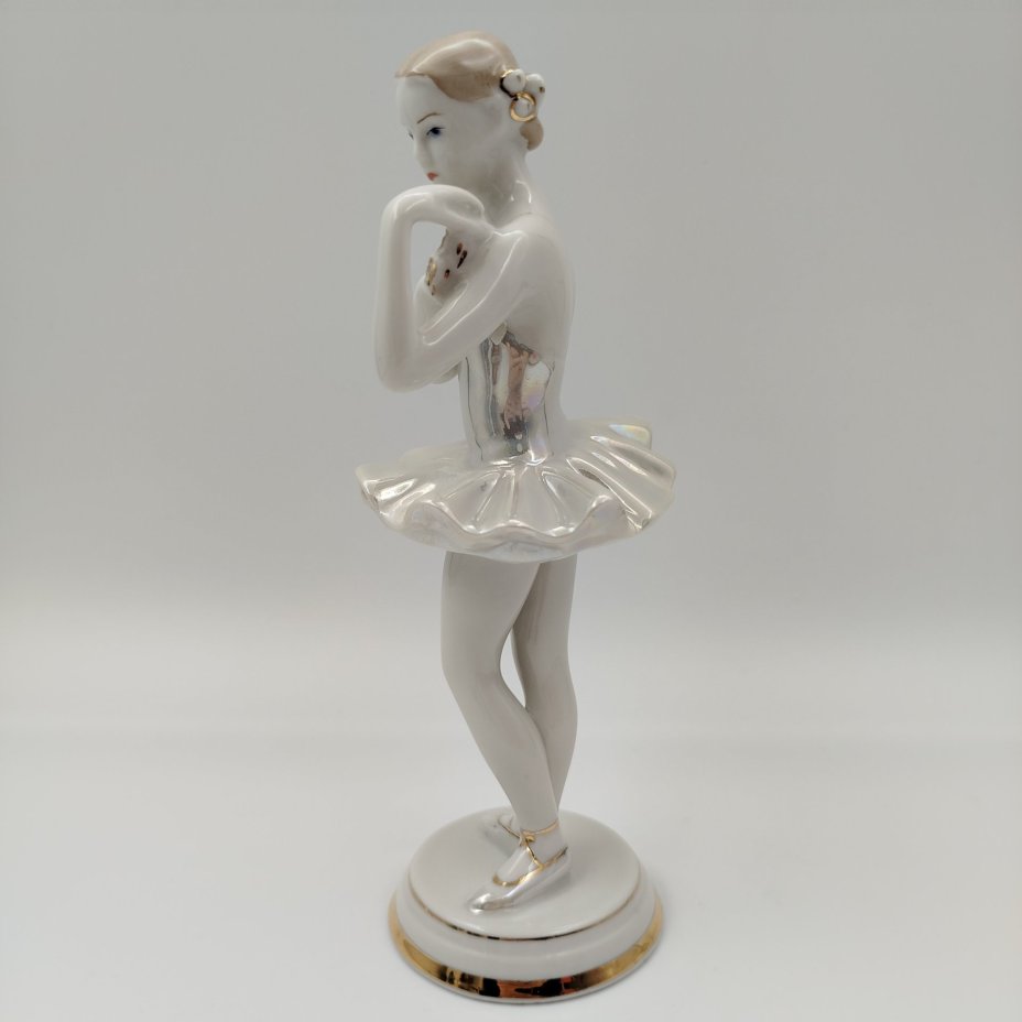 Статуэтка "Балерина с цветком", скульптор О. С. Артамонова, фарфор, роспись, люстр, золочение, Дмитровский фарфоровый завод (ДФЗ Вербилки), СССР, 1954-1965 гг.