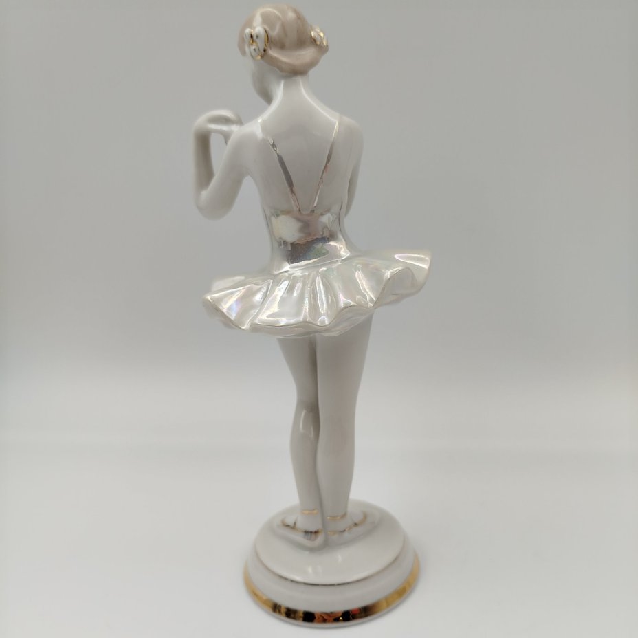 Статуэтка "Балерина с цветком", скульптор О. С. Артамонова, фарфор, роспись, люстр, золочение, Дмитровский фарфоровый завод (ДФЗ Вербилки), СССР, 1954-1965 гг.