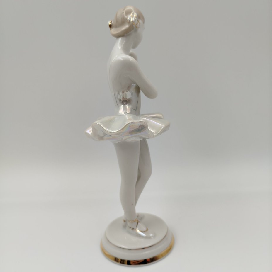 Статуэтка "Балерина с цветком", скульптор О. С. Артамонова, фарфор, роспись, люстр, золочение, Дмитровский фарфоровый завод (ДФЗ Вербилки), СССР, 1954-1965 гг.