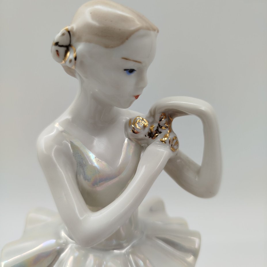 Статуэтка "Балерина с цветком", скульптор О. С. Артамонова, фарфор, роспись, люстр, золочение, Дмитровский фарфоровый завод (ДФЗ Вербилки), СССР, 1954-1965 гг.