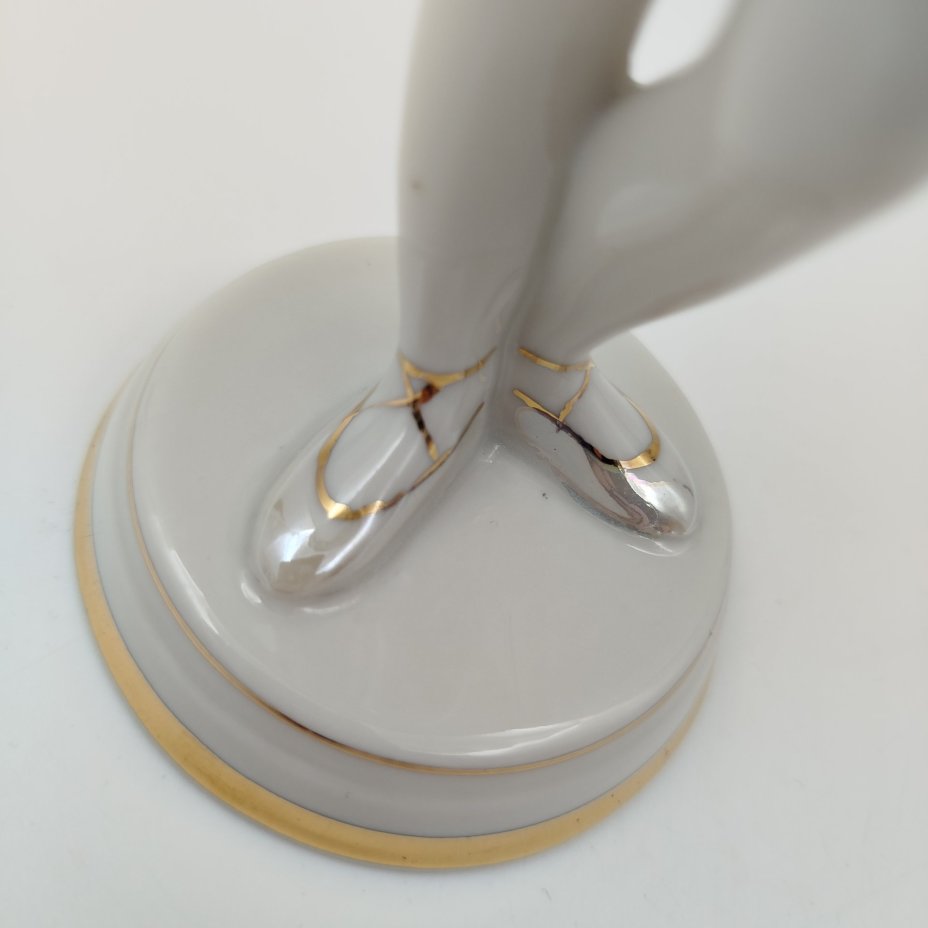 Статуэтка "Балерина с цветком", скульптор О. С. Артамонова, фарфор, роспись, люстр, золочение, Дмитровский фарфоровый завод (ДФЗ Вербилки), СССР, 1954-1965 гг.