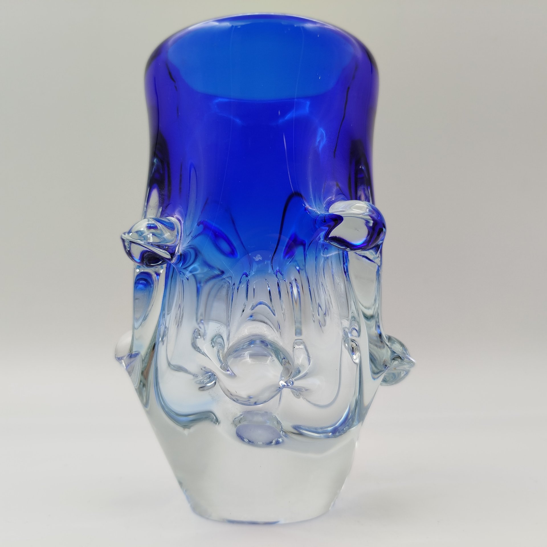 Ваза оригинальной формы, дизайнер Ladislav Palecek, Škrdlovice, стекло, гутная техника, Чехословакия, 1970-1979 гг.