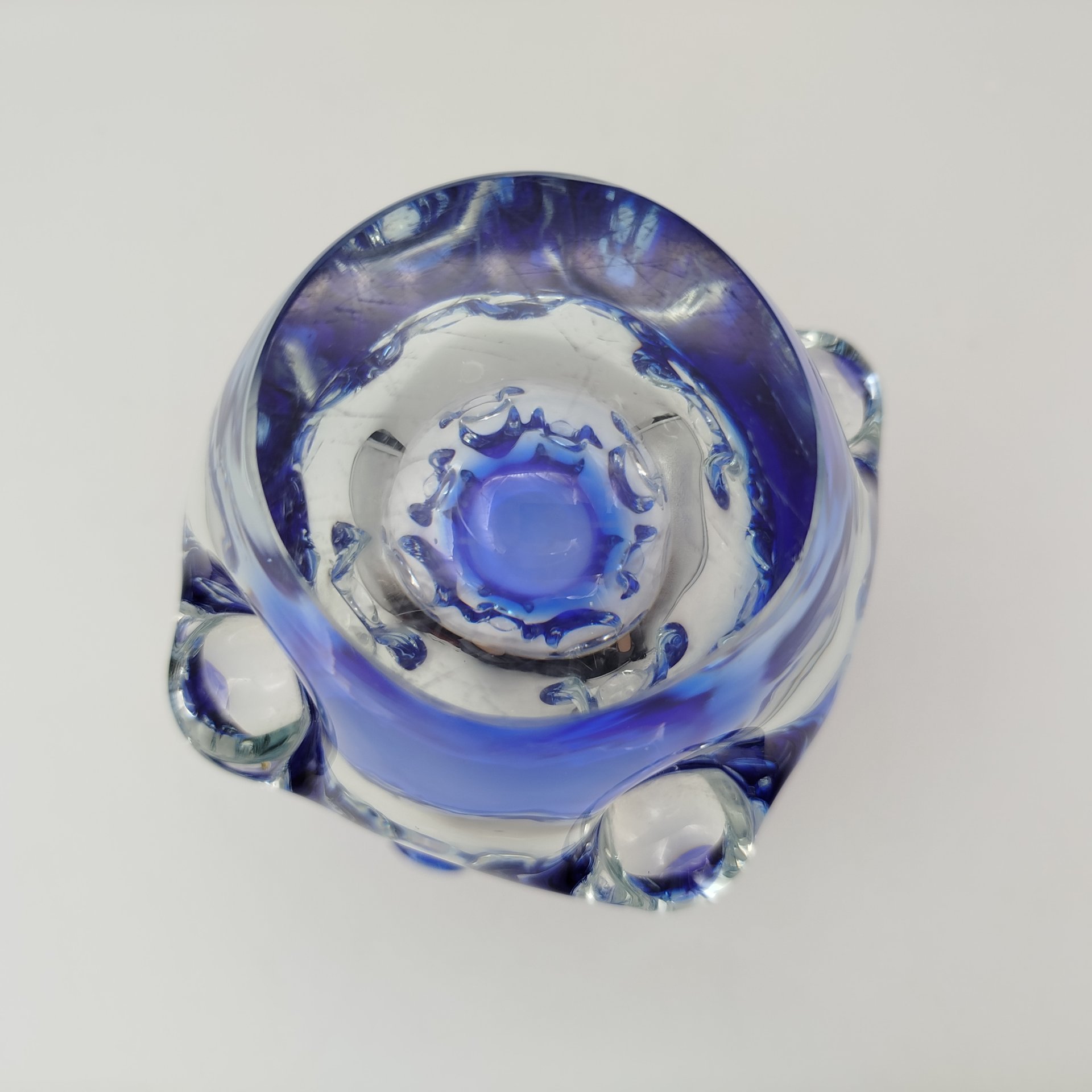 Ваза оригинальной формы, дизайнер Ladislav Palecek, Škrdlovice, стекло, гутная техника, Чехословакия, 1970-1979 гг.