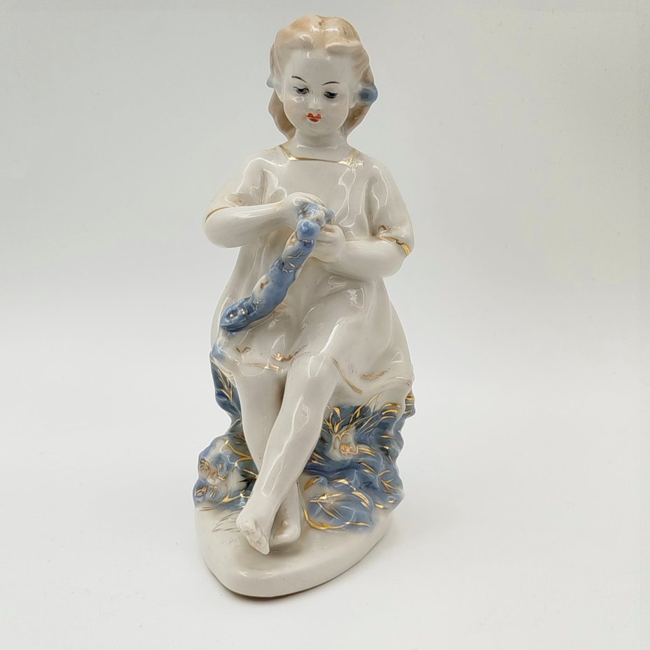 Статуэтка "Девочка с венком", скульптор Т. Н. Сапожникова, фарфор, роспись, золочение, Турыгинский фарфоровый завод артели «Художественная керамика» (Гжель), СССР, 1950-1960 гг.