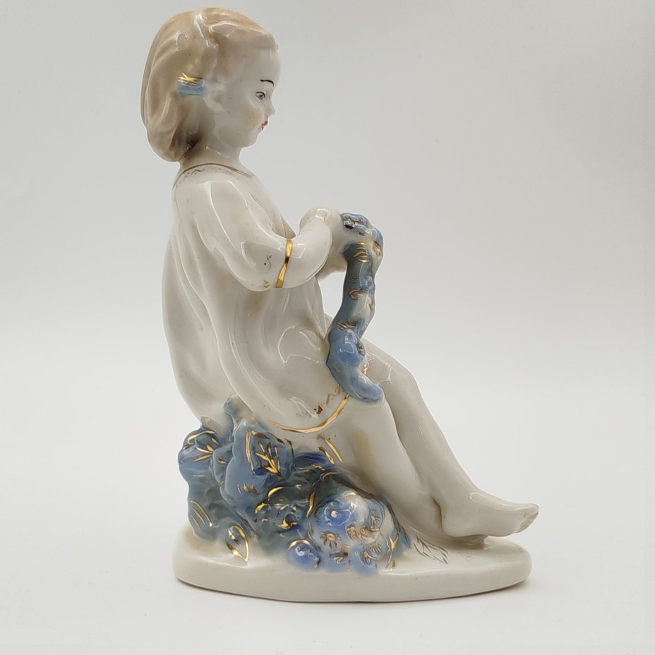 Статуэтка "Девочка с венком", скульптор Т. Н. Сапожникова