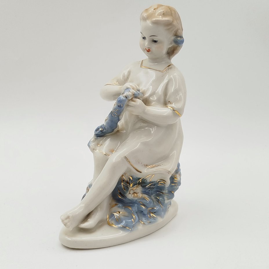 Статуэтка "Девочка с венком", скульптор Т. Н. Сапожникова