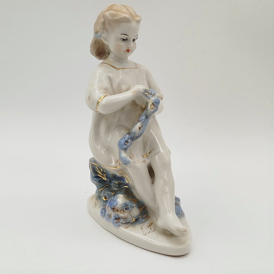 Статуэтка "Девочка с венком", скульптор Т. Н. Сапожникова