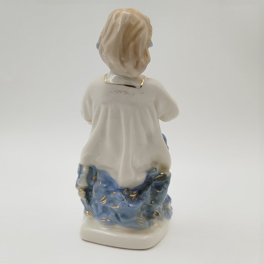 Статуэтка "Девочка с венком", скульптор Т. Н. Сапожникова