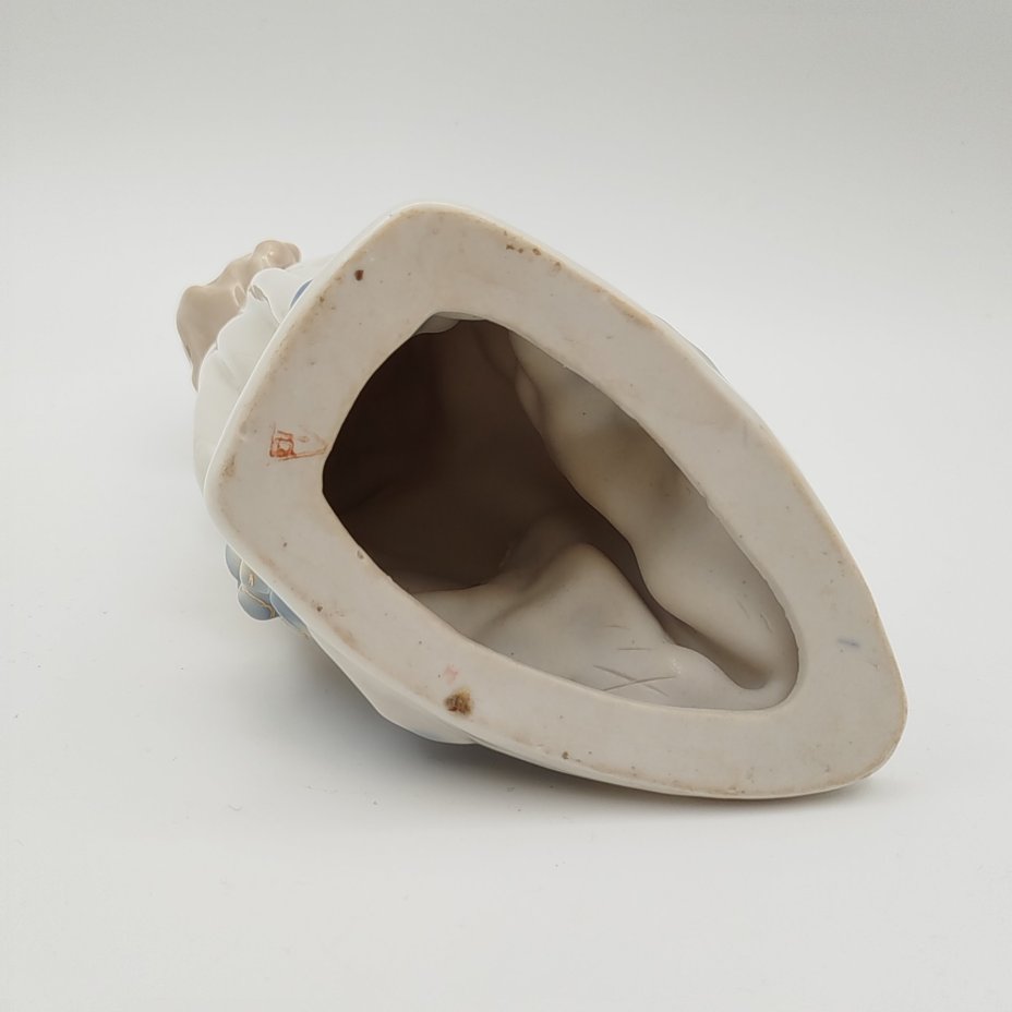 Статуэтка "Девочка с венком", скульптор Т. Н. Сапожникова